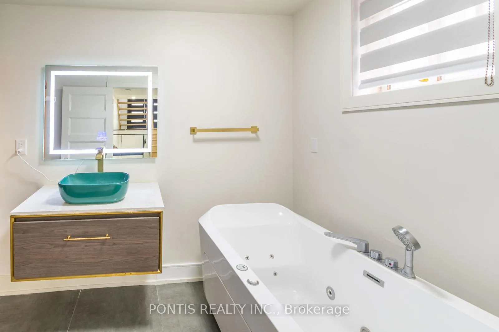 Photo 33 of 38 Kempenfelt Drive, Barrie, City Centre — HOMEH