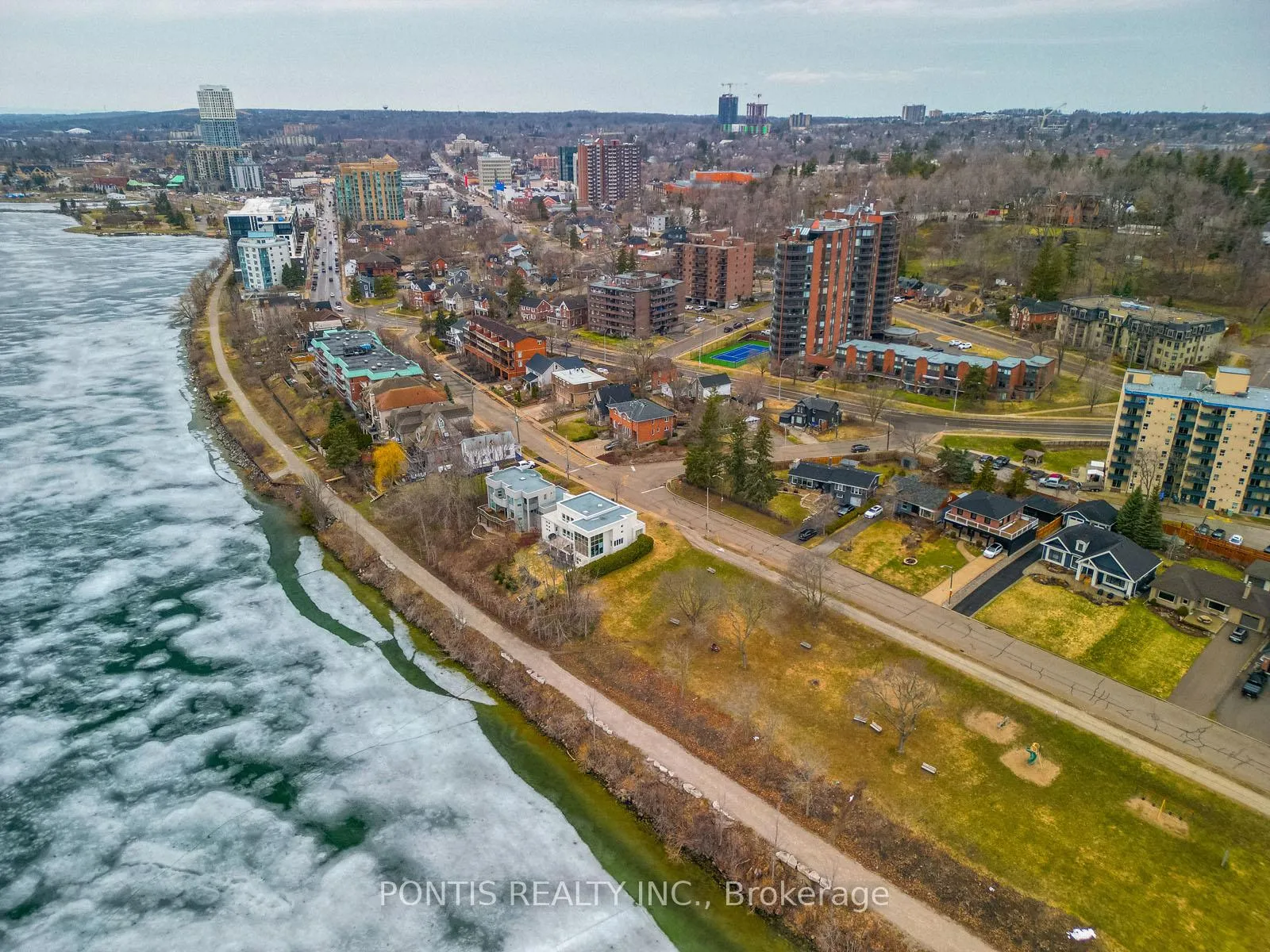 Photo 40 of 38 Kempenfelt Drive, Barrie, City Centre — HOMEH