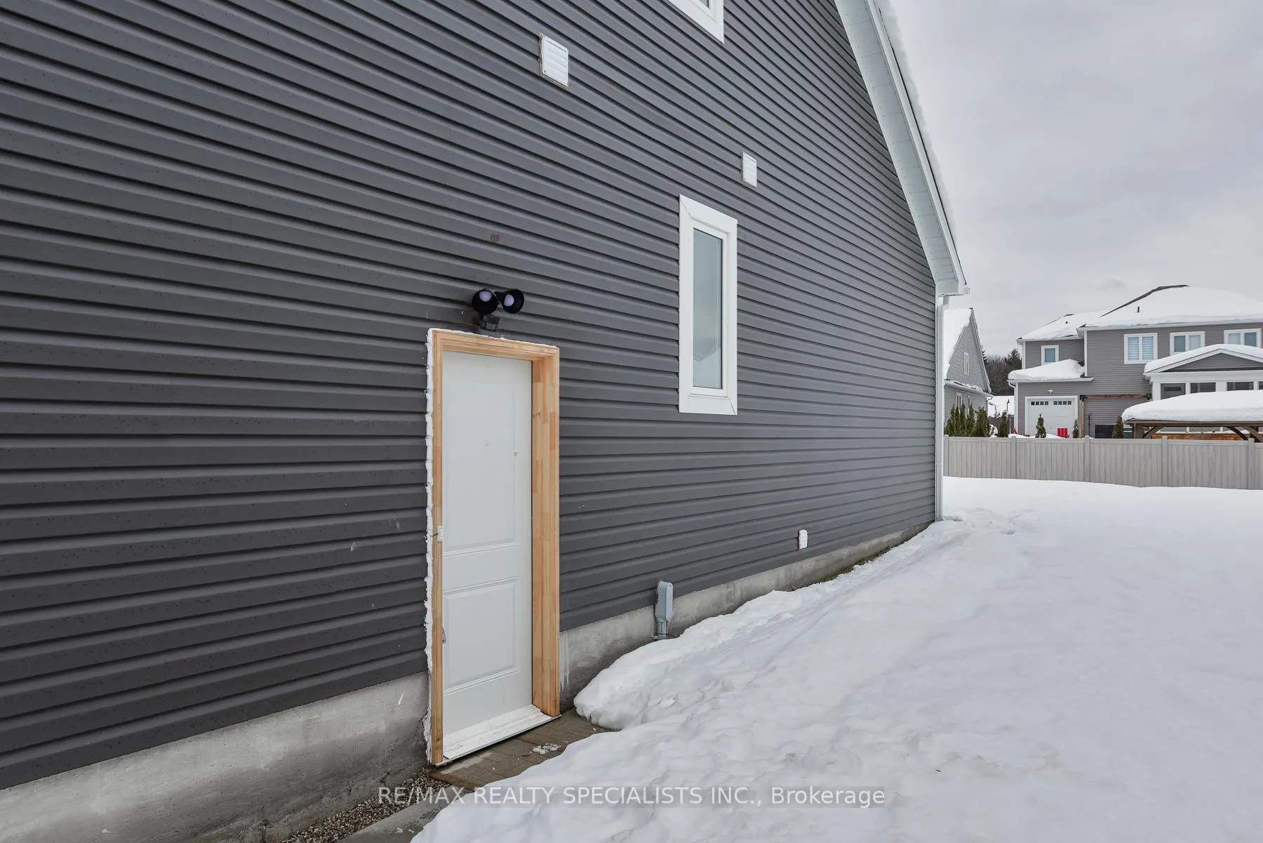 Photo 3 of Unit Lower, 54 Dyer Crescent, Bracebridge, Macaulay — HOMEH