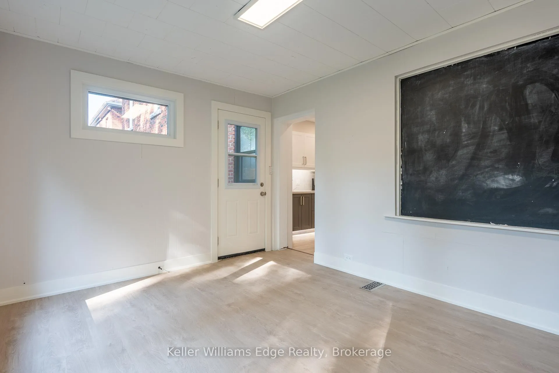 Photo 5 of 44 Haddon Avenue N, Hamilton, Westdale — HOMEH
