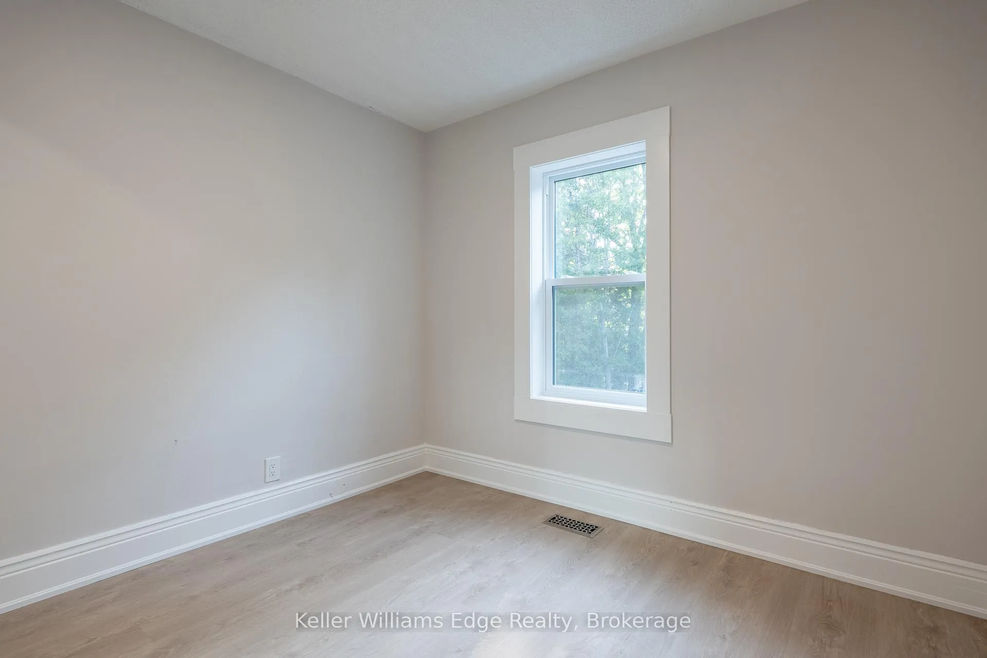 Photo 14 of 44 Haddon Avenue N, Hamilton, Westdale — HOMEH