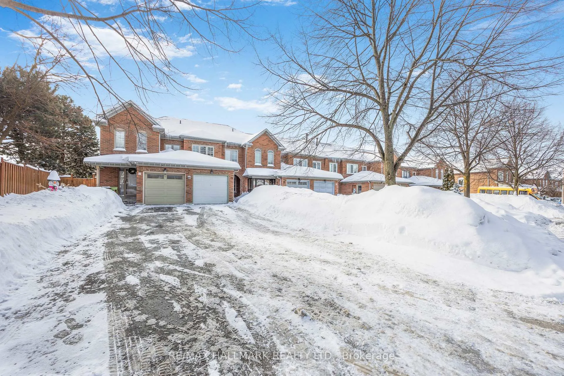 Photo 2 of 19 Parktree Drive, Vaughan, Maple — HOMEH