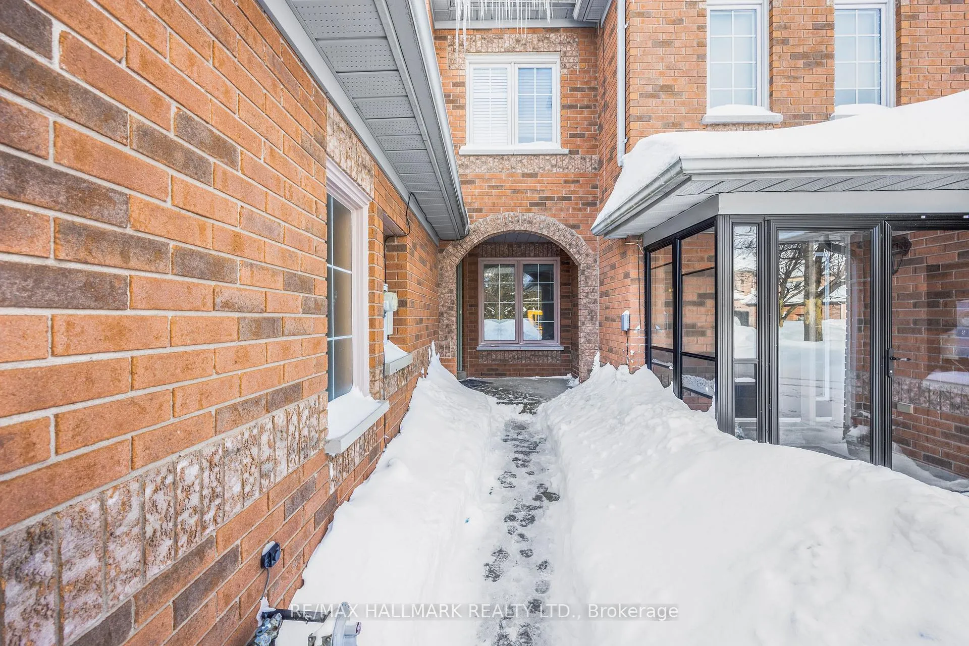 Photo 3 of 19 Parktree Drive, Vaughan, Maple — HOMEH