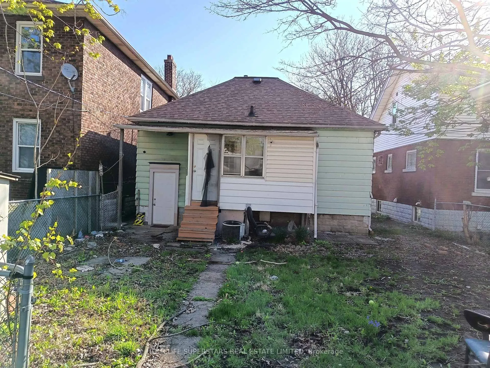 Photo 6 of 739 Campbell Avenue, Windsor, Windsor University District — HOMEH