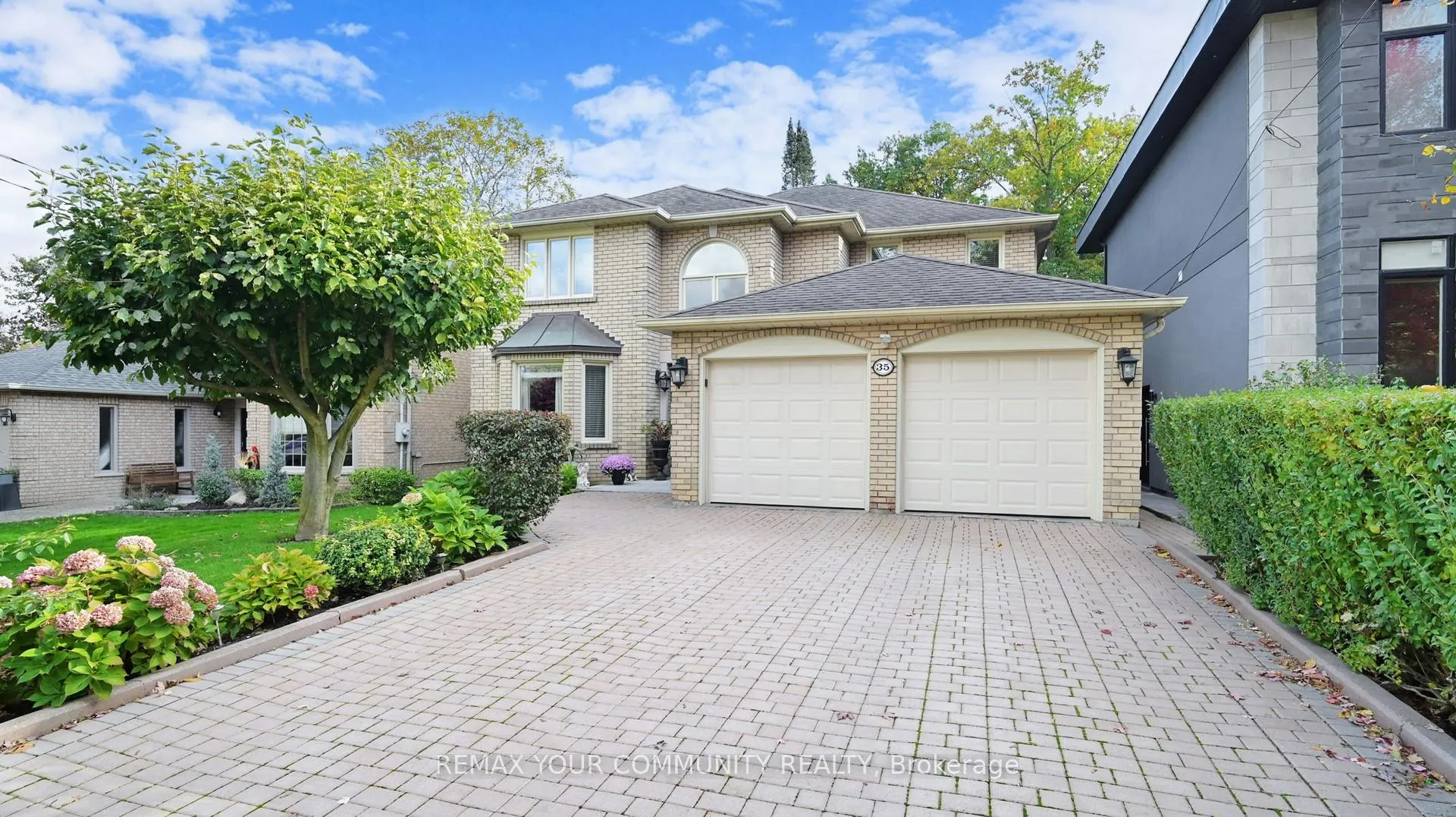 Photo 2 of 35 La Rush Drive, Etobicoke, Humber Heights — HOMEH