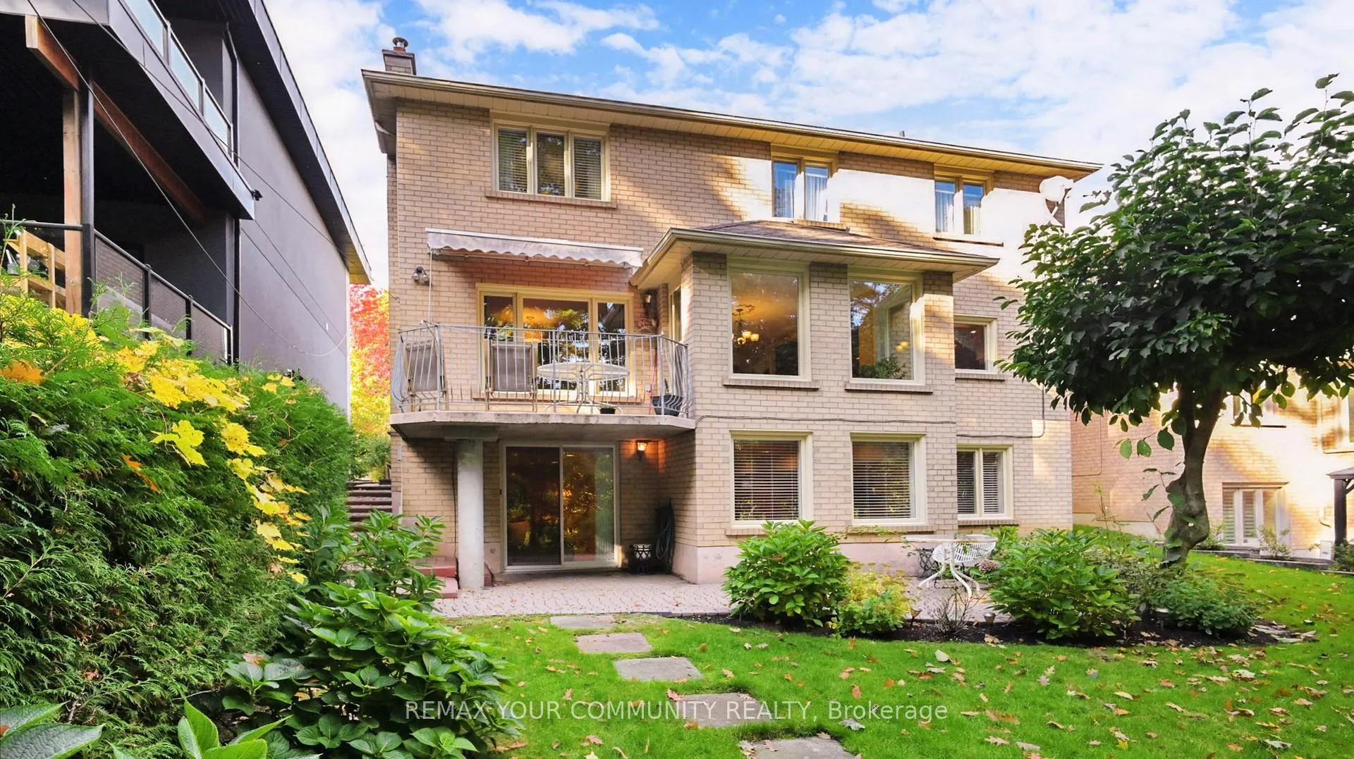 Photo 3 of 35 La Rush Drive, Etobicoke, Humber Heights — HOMEH