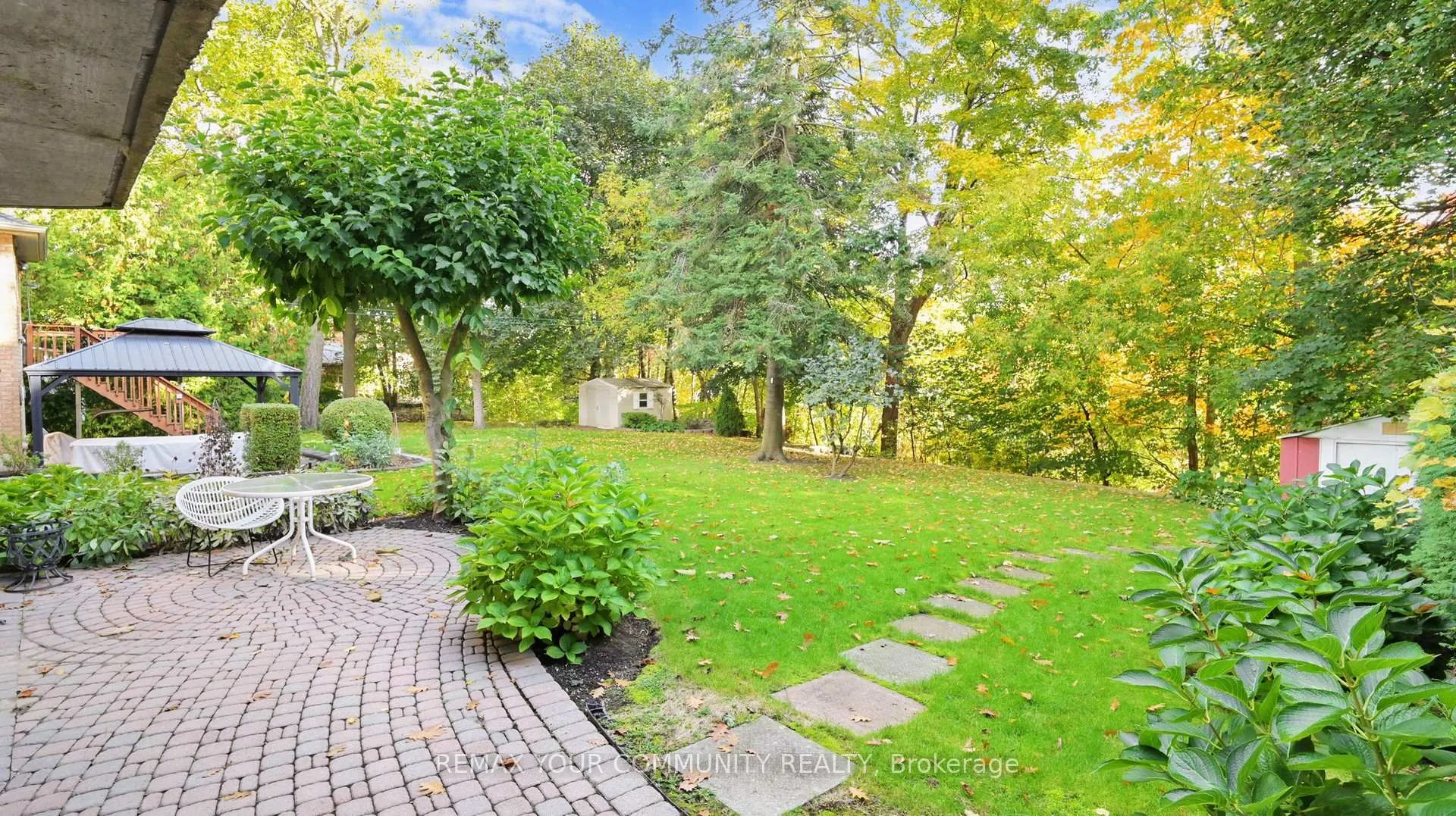 Photo 4 of 35 La Rush Drive, Etobicoke, Humber Heights — HOMEH