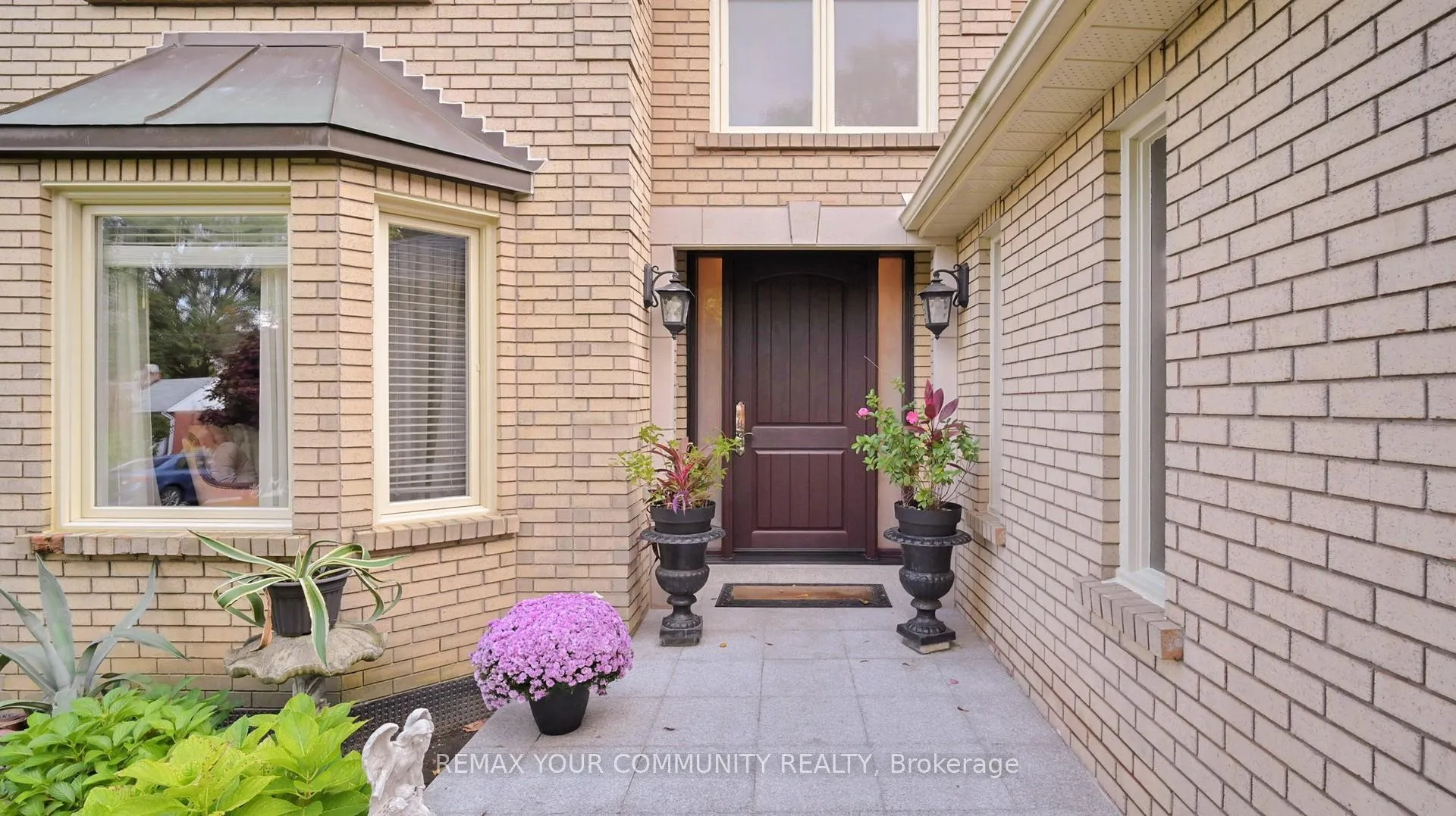 Photo 5 of 35 La Rush Drive, Etobicoke, Humber Heights — HOMEH