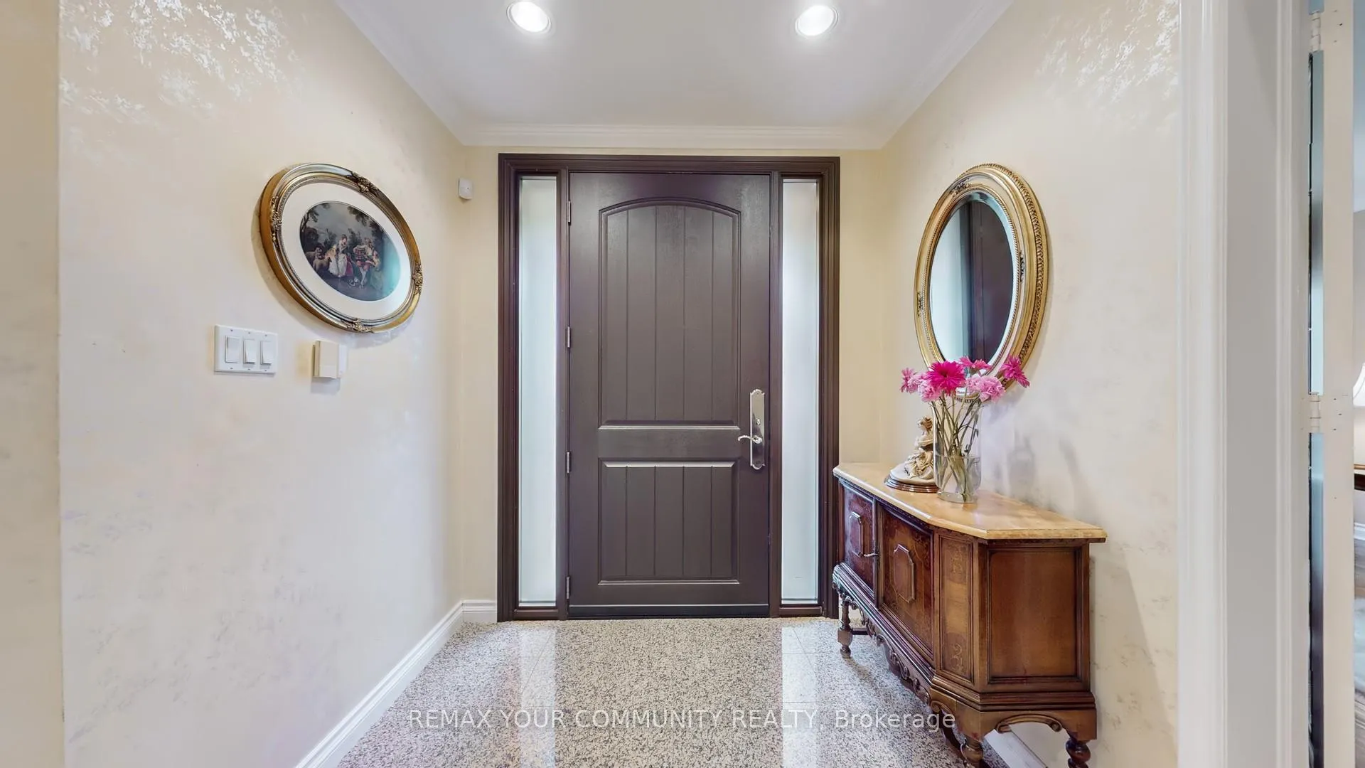 Photo 6 of 35 La Rush Drive, Etobicoke, Humber Heights — HOMEH