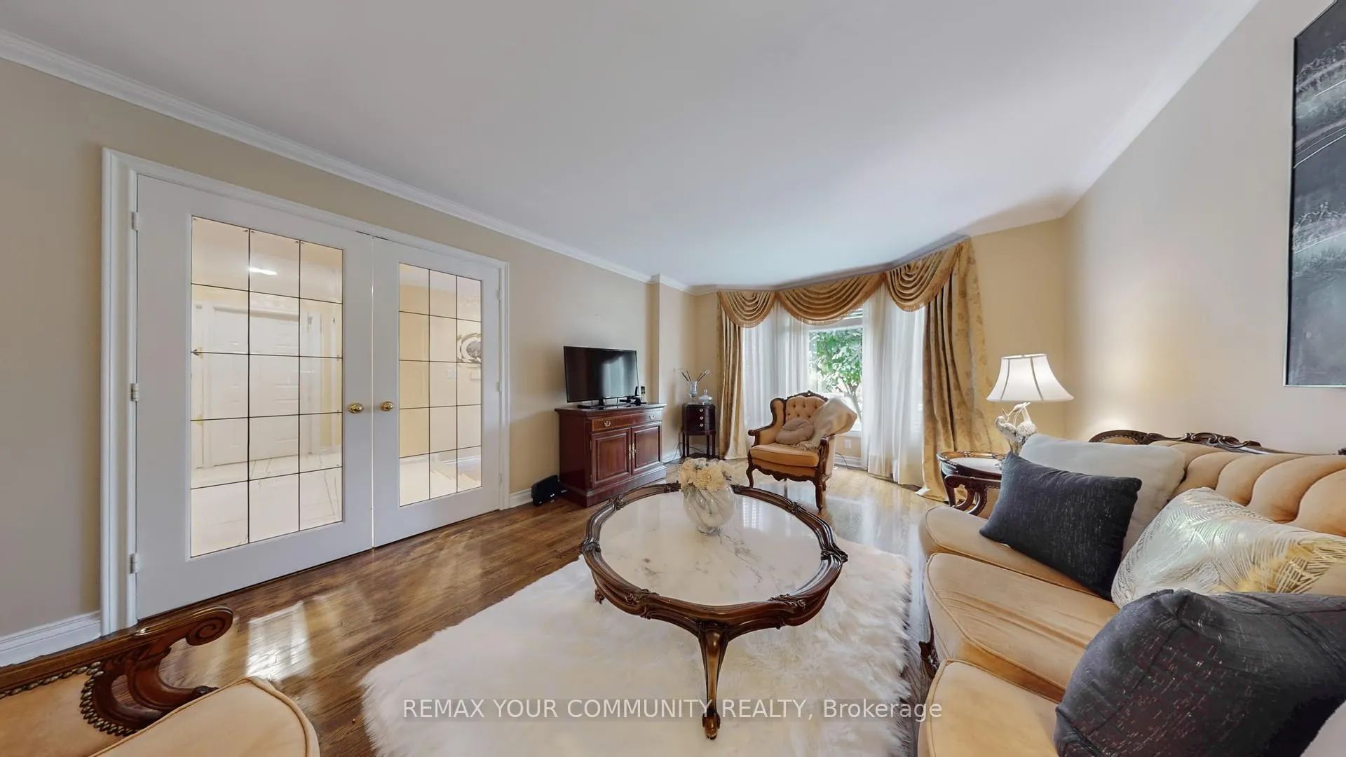 Photo 8 of 35 La Rush Drive, Etobicoke, Humber Heights — HOMEH