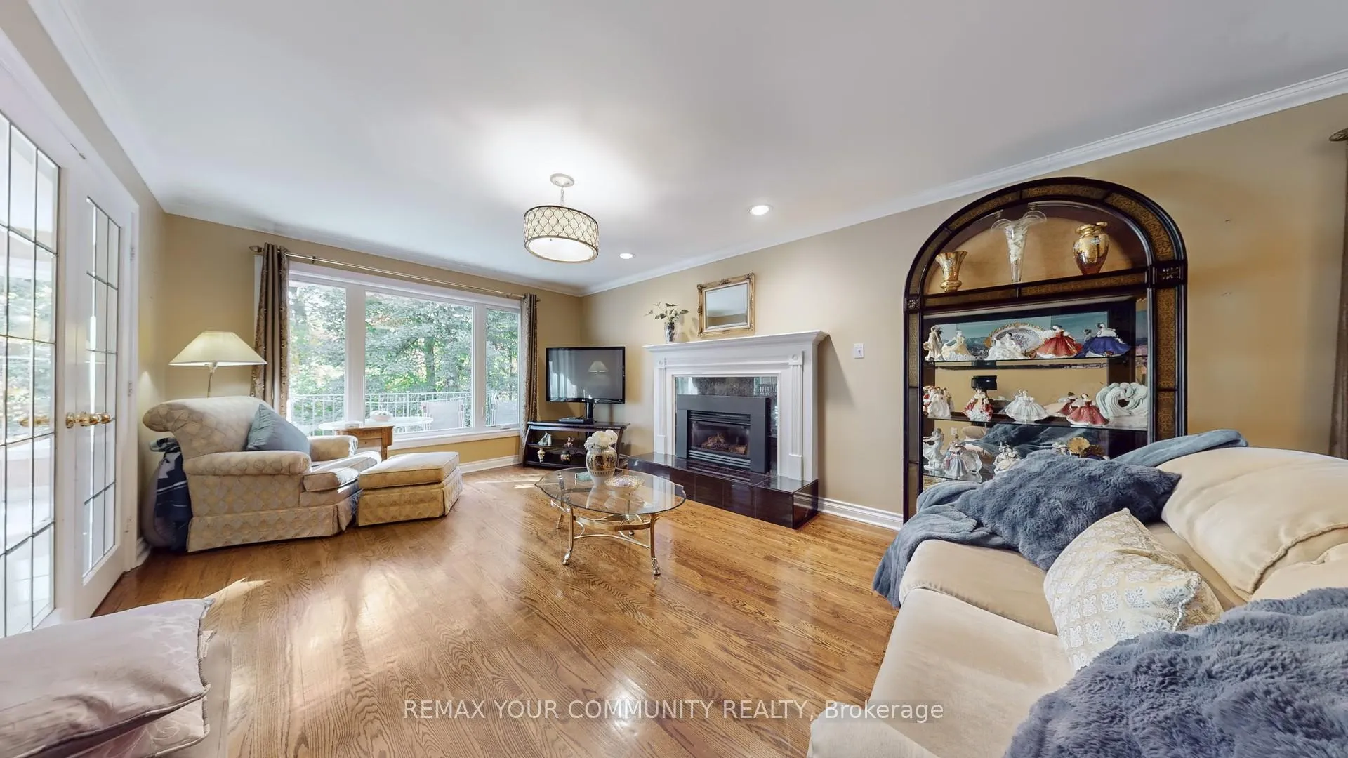 Photo 10 of 35 La Rush Drive, Etobicoke, Humber Heights — HOMEH
