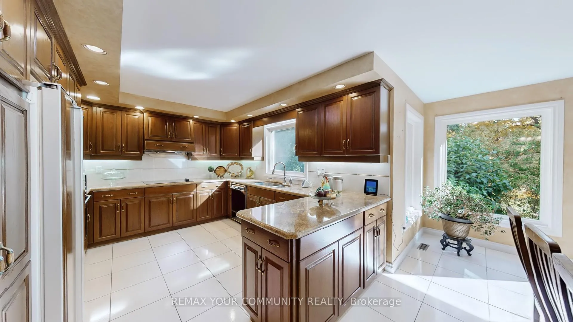 Photo 12 of 35 La Rush Drive, Etobicoke, Humber Heights — HOMEH