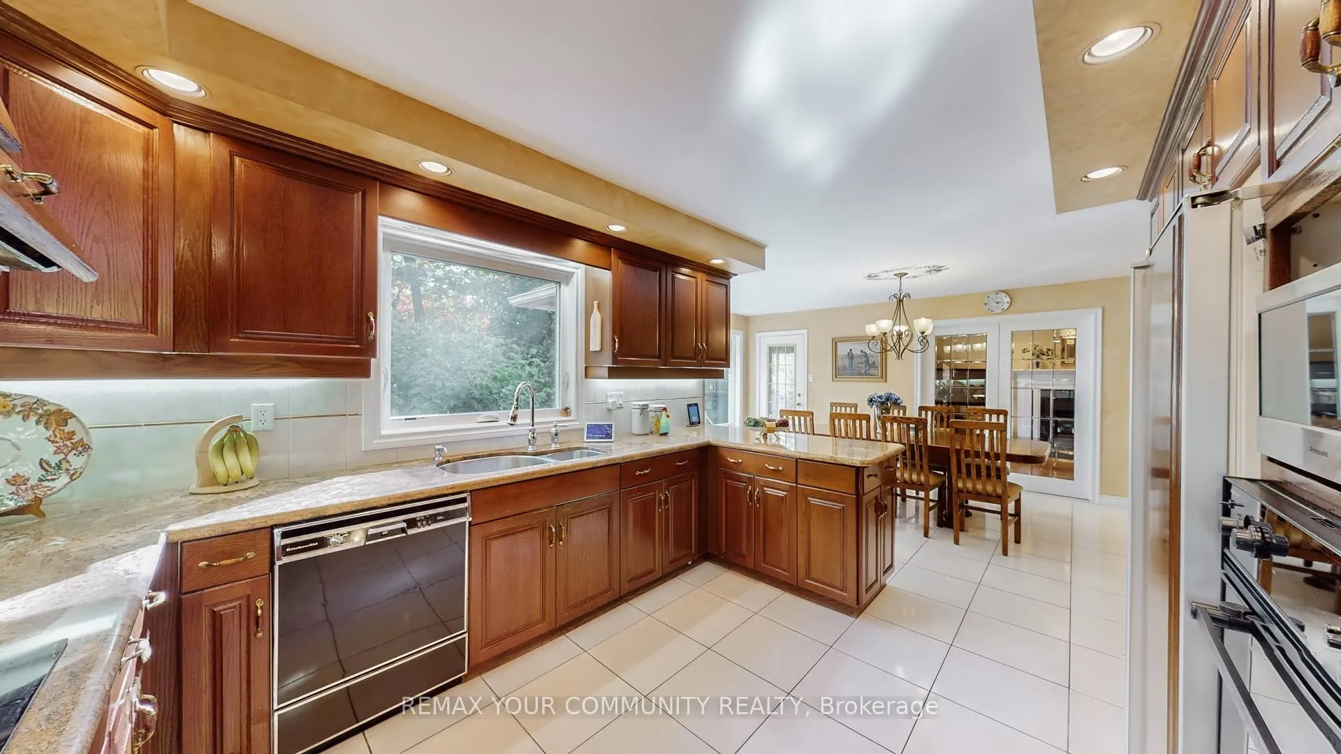 Photo 13 of 35 La Rush Drive, Etobicoke, Humber Heights — HOMEH