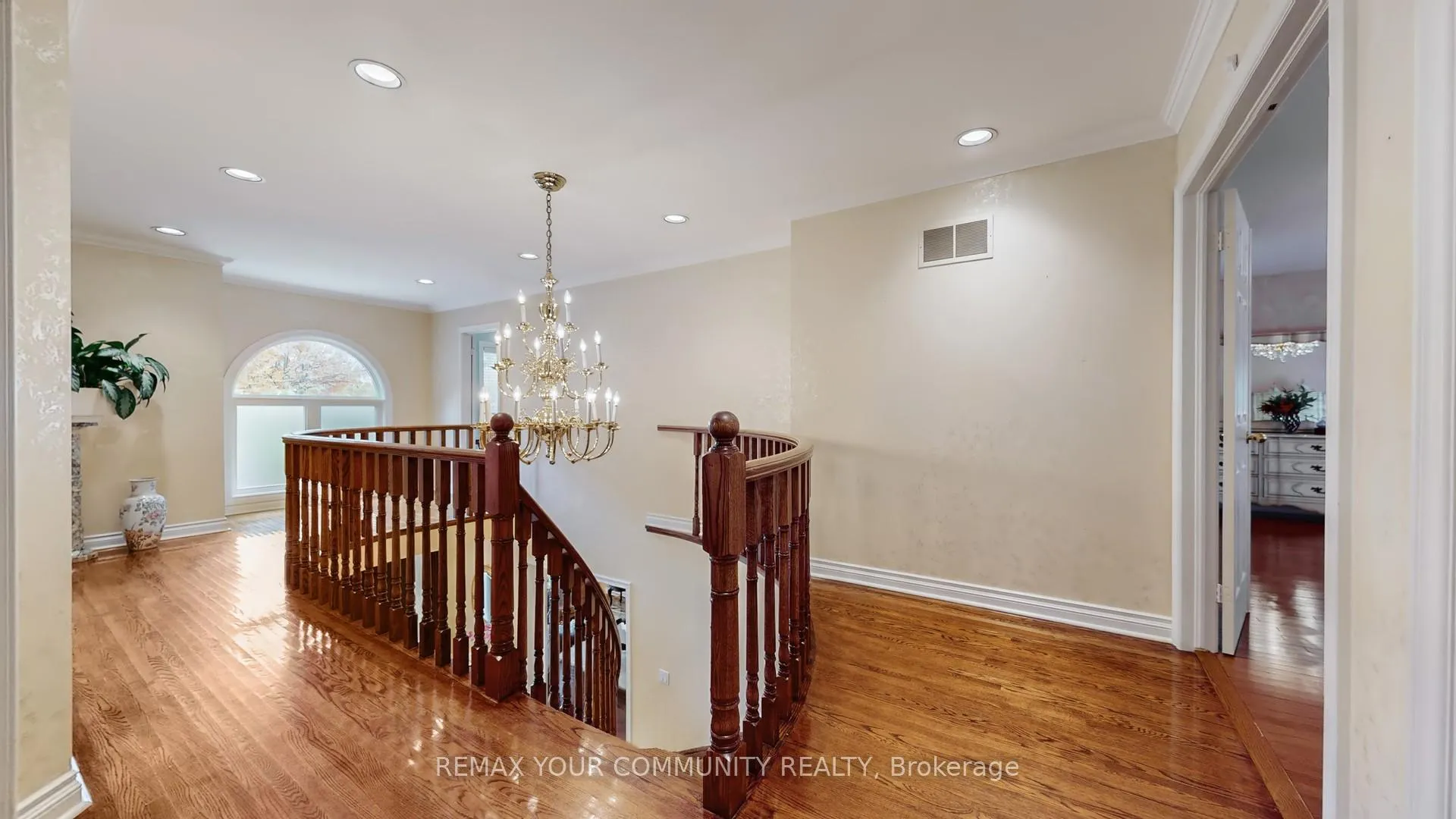 Photo 17 of 35 La Rush Drive, Etobicoke, Humber Heights — HOMEH