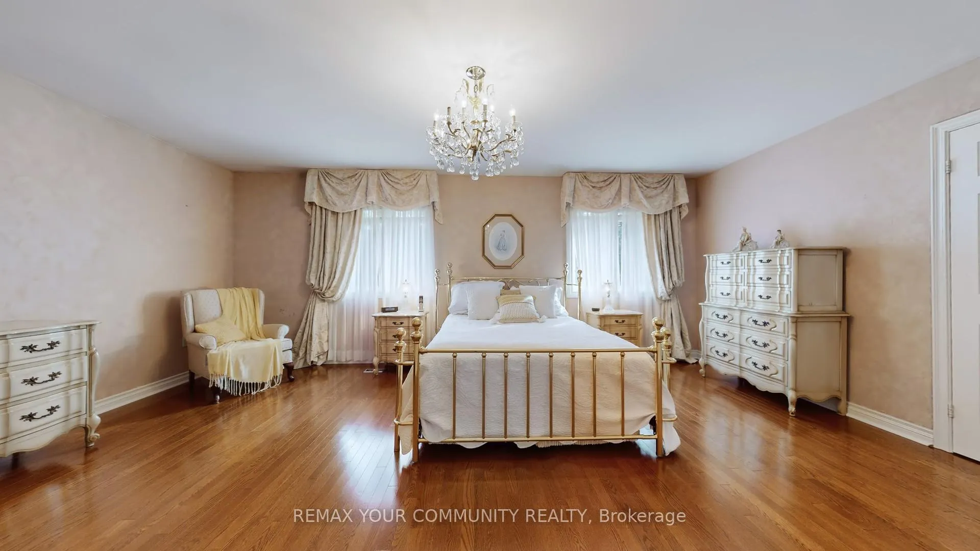 Photo 18 of 35 La Rush Drive, Etobicoke, Humber Heights — HOMEH
