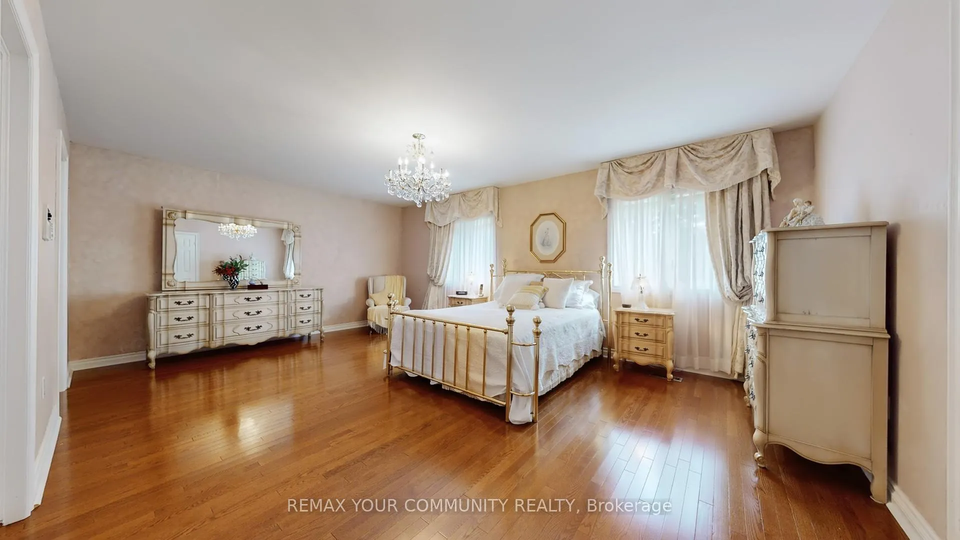Photo 19 of 35 La Rush Drive, Etobicoke, Humber Heights — HOMEH