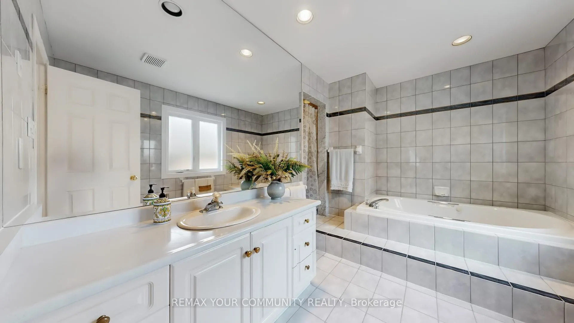 Photo 20 of 35 La Rush Drive, Etobicoke, Humber Heights — HOMEH