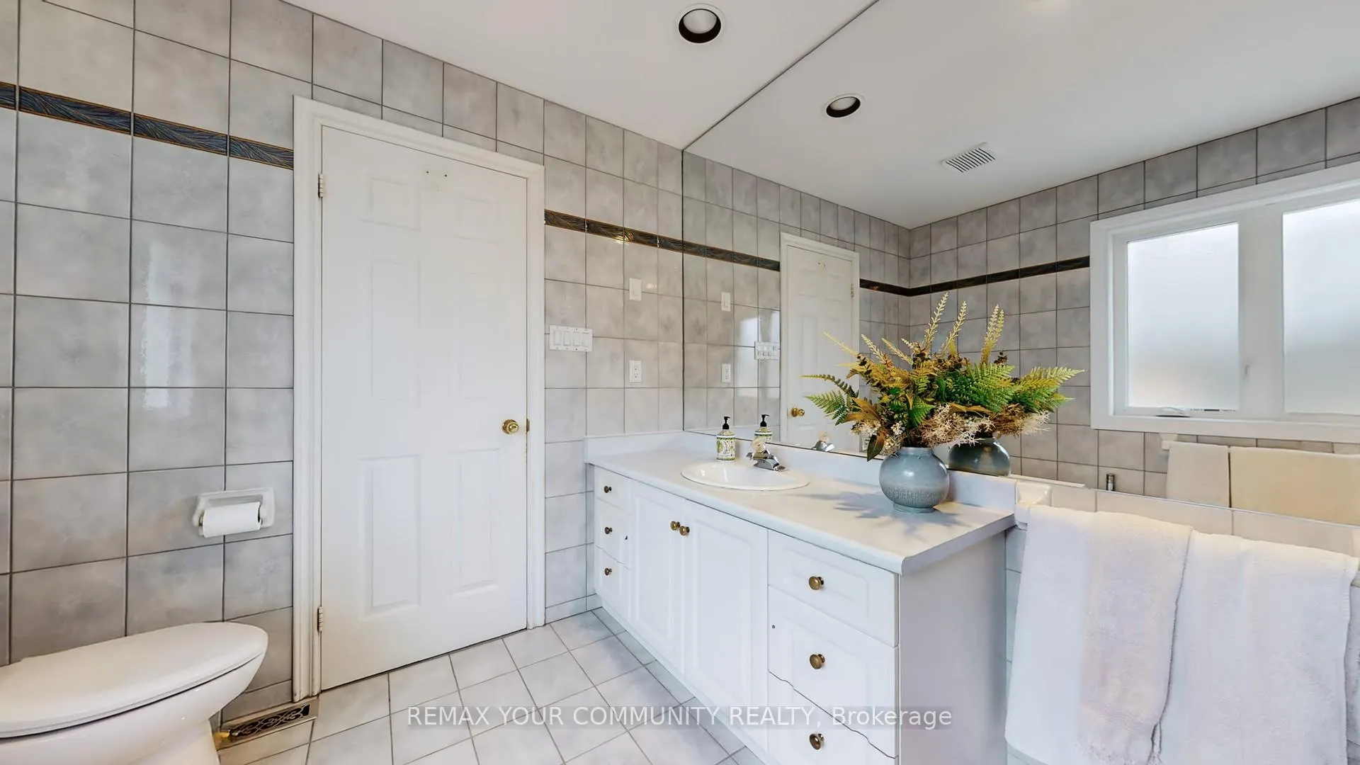Photo 21 of 35 La Rush Drive, Etobicoke, Humber Heights — HOMEH