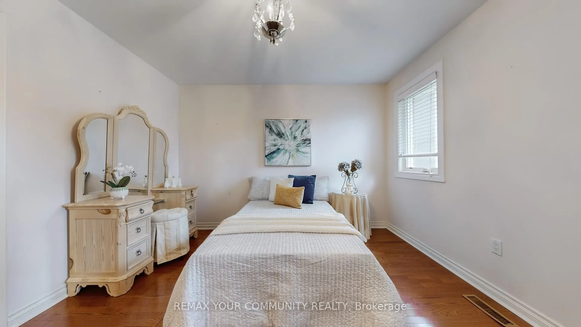 Photo 24 of 35 La Rush Drive, Etobicoke, Humber Heights — HOMEH