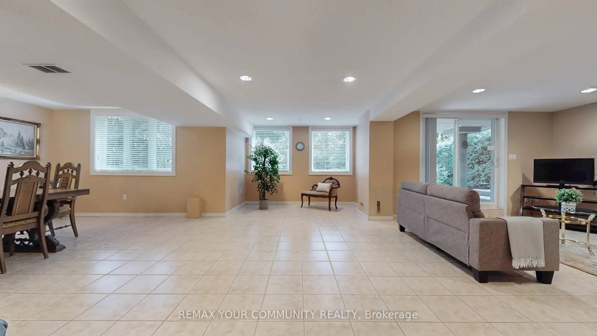 Photo 32 of 35 La Rush Drive, Etobicoke, Humber Heights — HOMEH