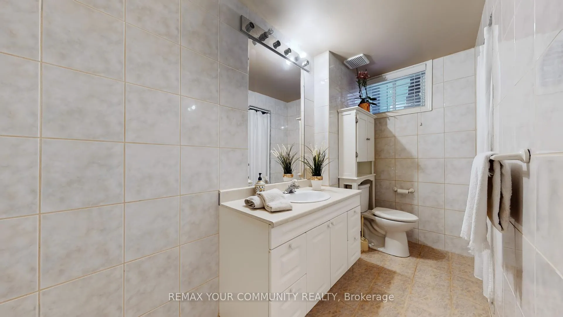 Photo 37 of 35 La Rush Drive, Etobicoke, Humber Heights — HOMEH