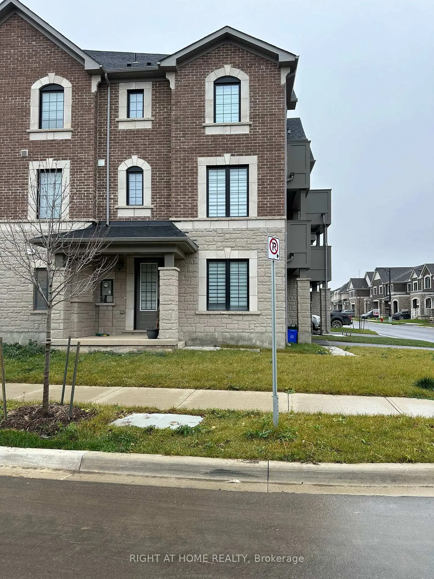 Photo 2 of 1593 Moira Crescent, Milton, Bowes — HOMEH