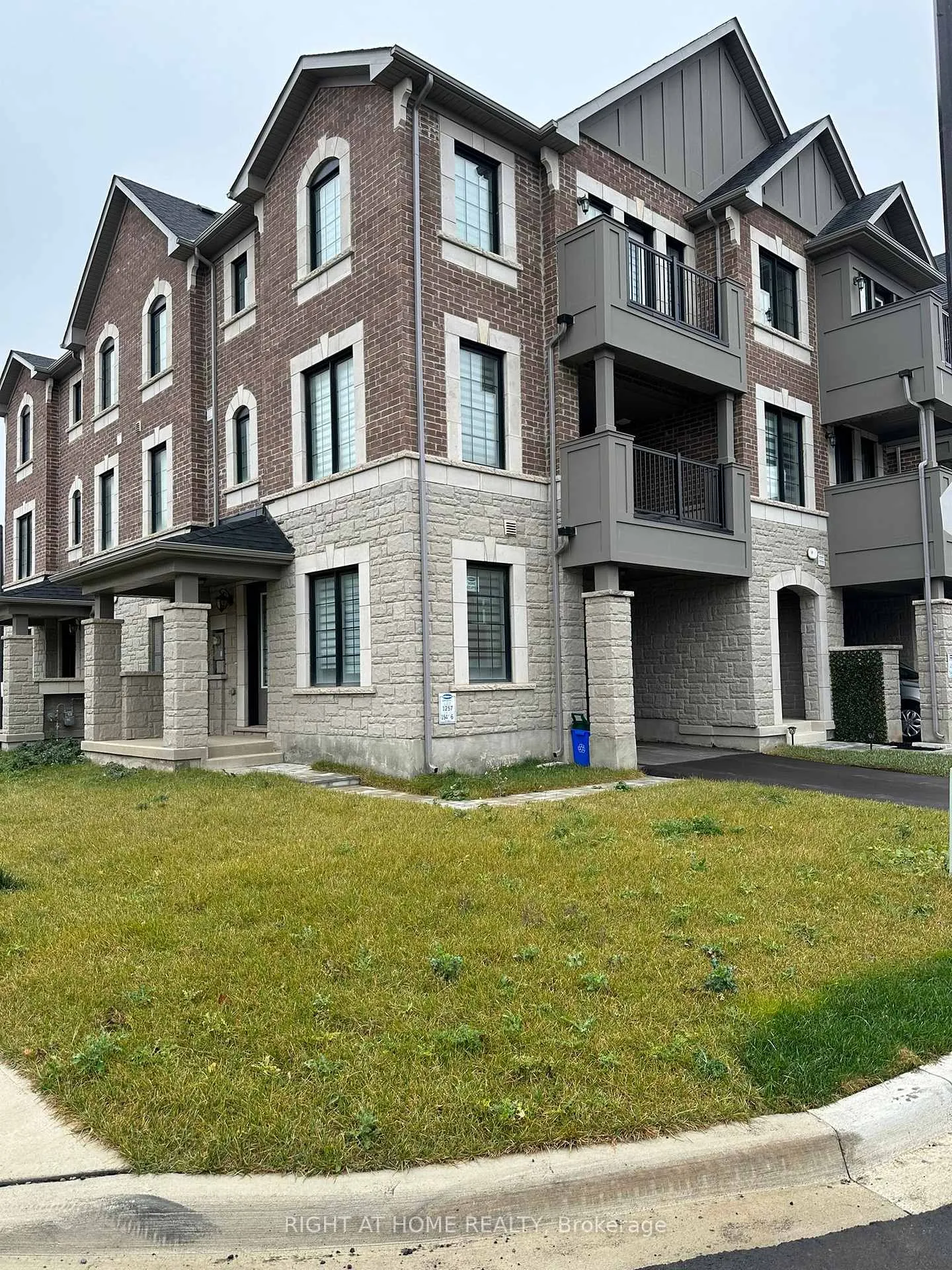 Photo 3 of 1593 Moira Crescent, Milton, Bowes — HOMEH