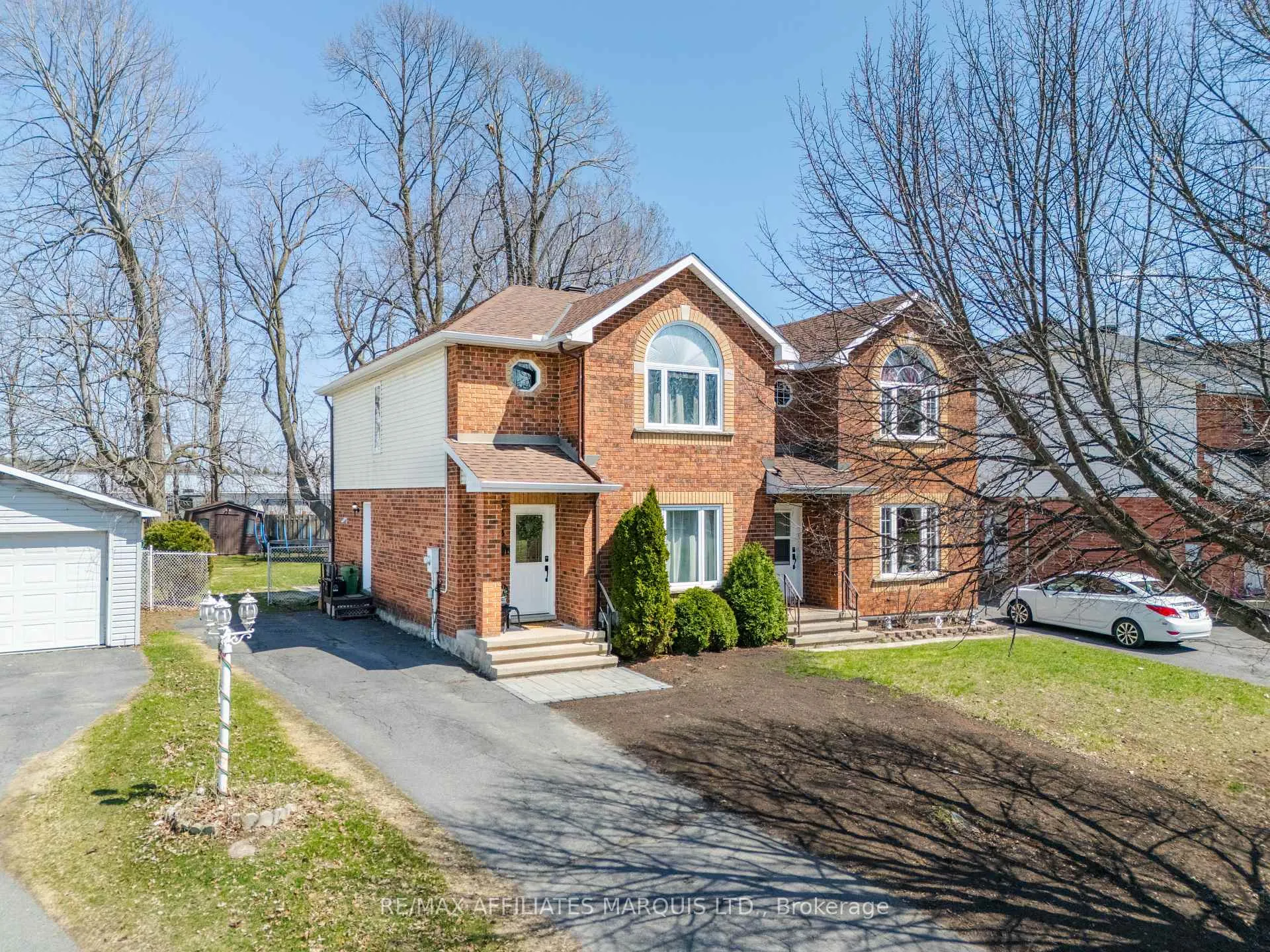 Photo 2 of 2333 Emily Crescent, Cornwall — HOMEH