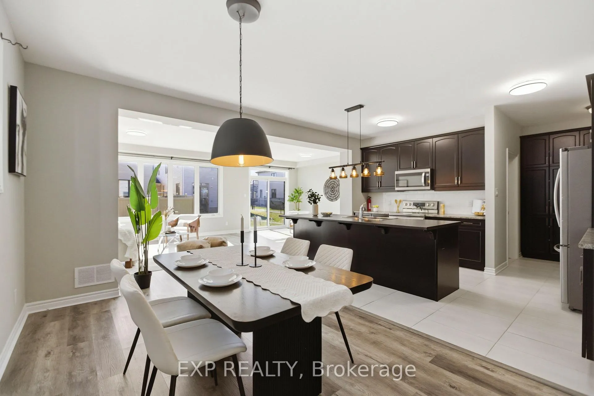 Photo 5 of 652 Continental Avenue, Ottawa, Kanata - Emerald Meadows/Trailwest — HOMEH
