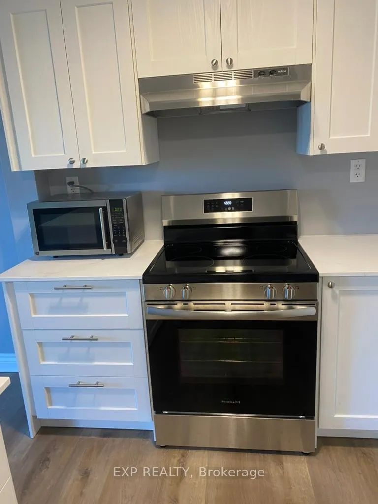 Photo 3 of 7B Clarendon Avenue, St. Catharines, Secord Woods — HOMEH