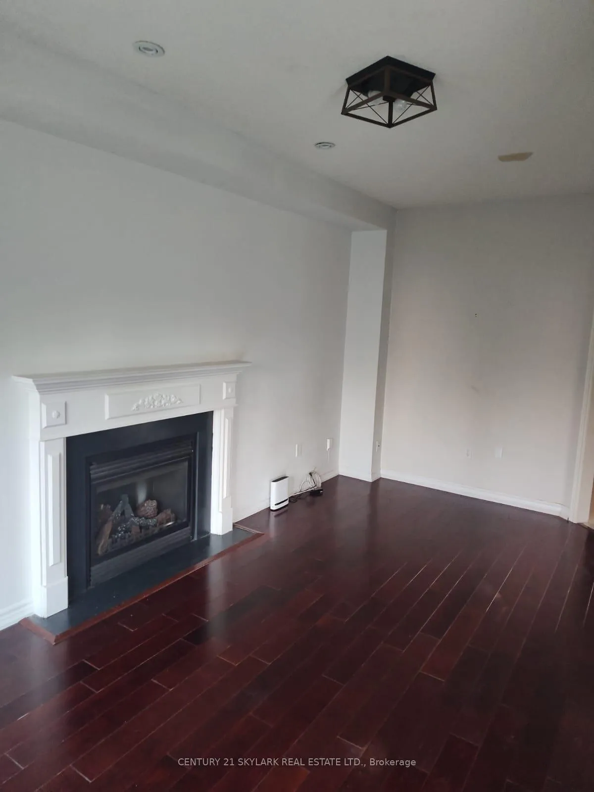 Photo 2 of 15 Surrey Drive, Barrie, Bayfield — HOMEH