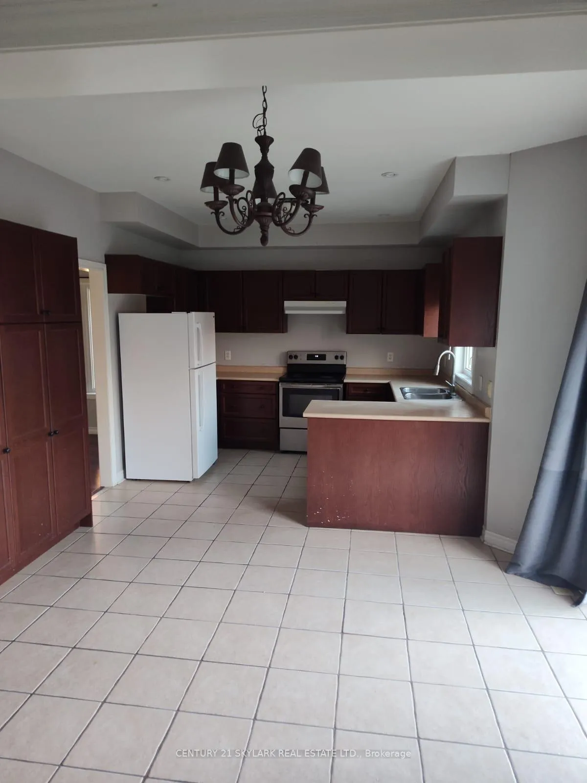 Photo 5 of 15 Surrey Drive, Barrie, Bayfield — HOMEH