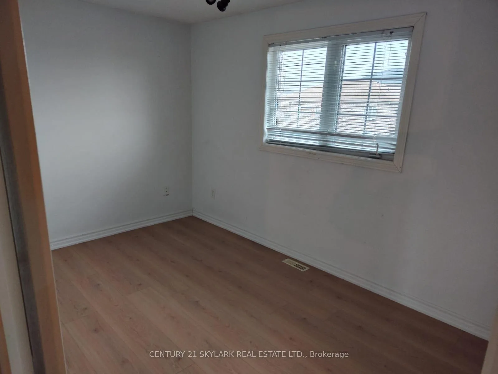 Photo 8 of 15 Surrey Drive, Barrie, Bayfield — HOMEH