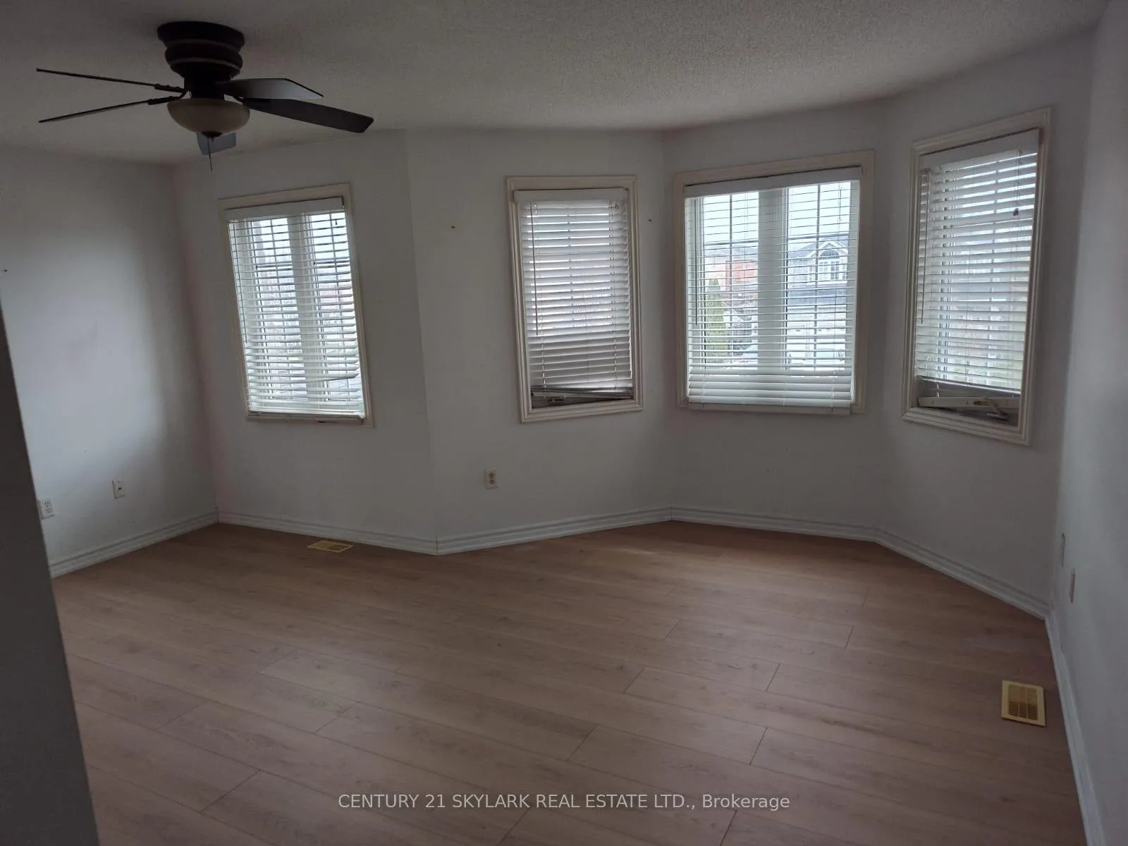 Photo 9 of 15 Surrey Drive, Barrie, Bayfield — HOMEH