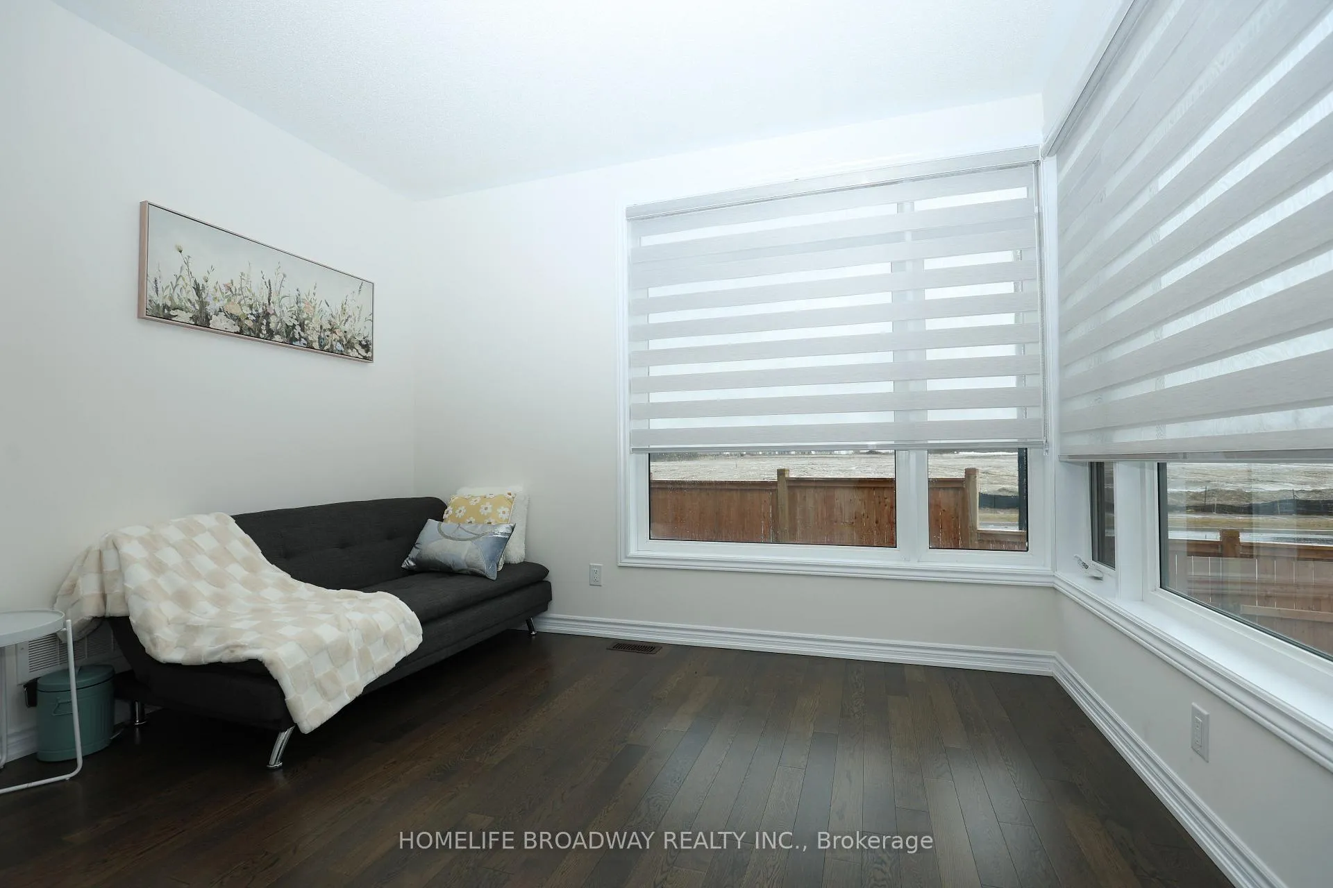 Photo 3 of 2 Rosannie Circle, Wasaga Beach — HOMEH