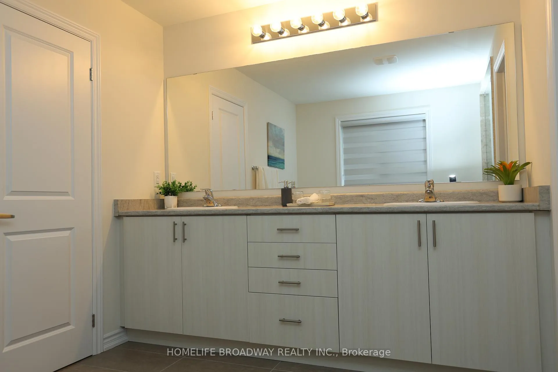 Photo 13 of 2 Rosannie Circle, Wasaga Beach — HOMEH
