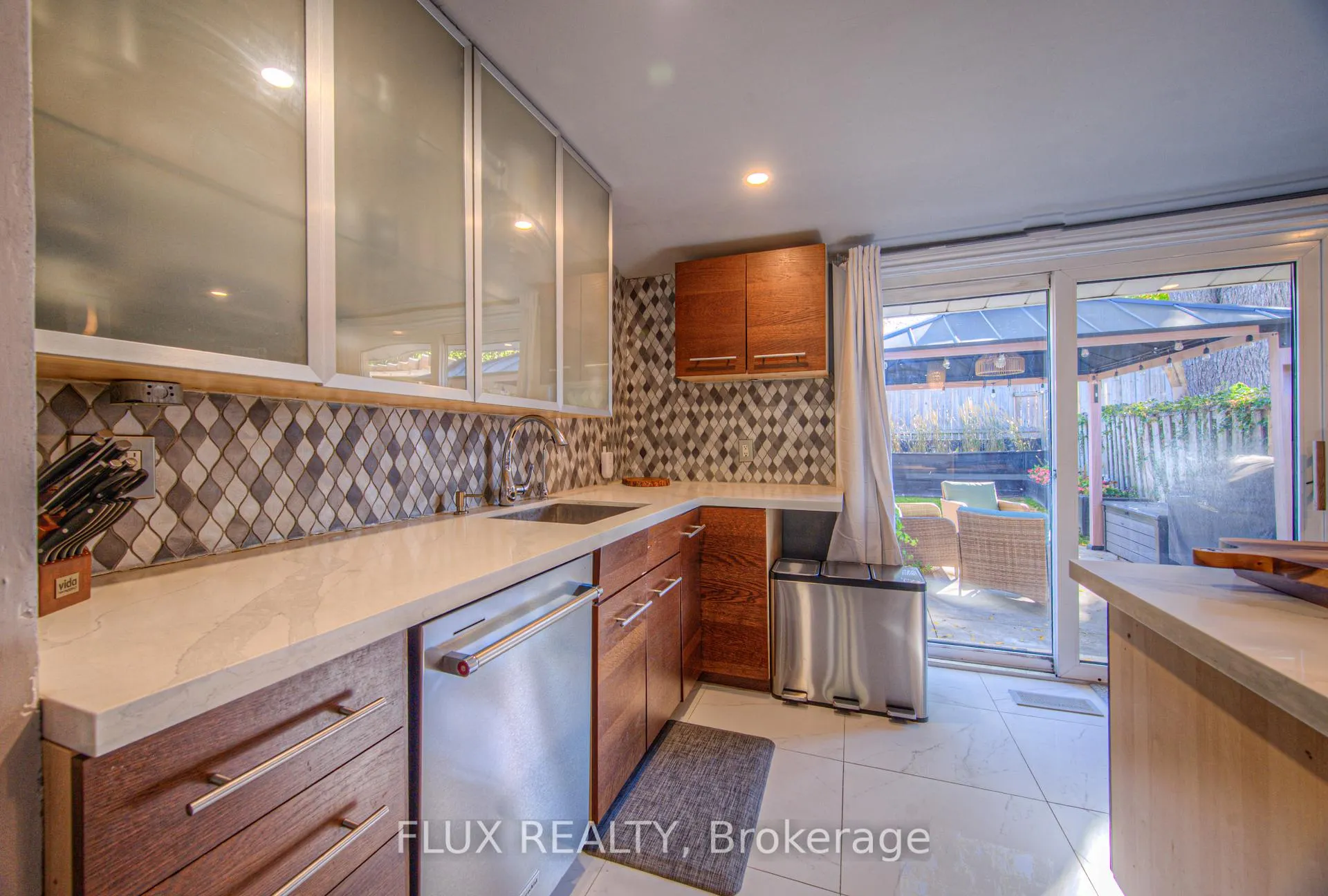 Photo 8 of 12 Jones Street, Hamilton, Stoney Creek — HOMEH
