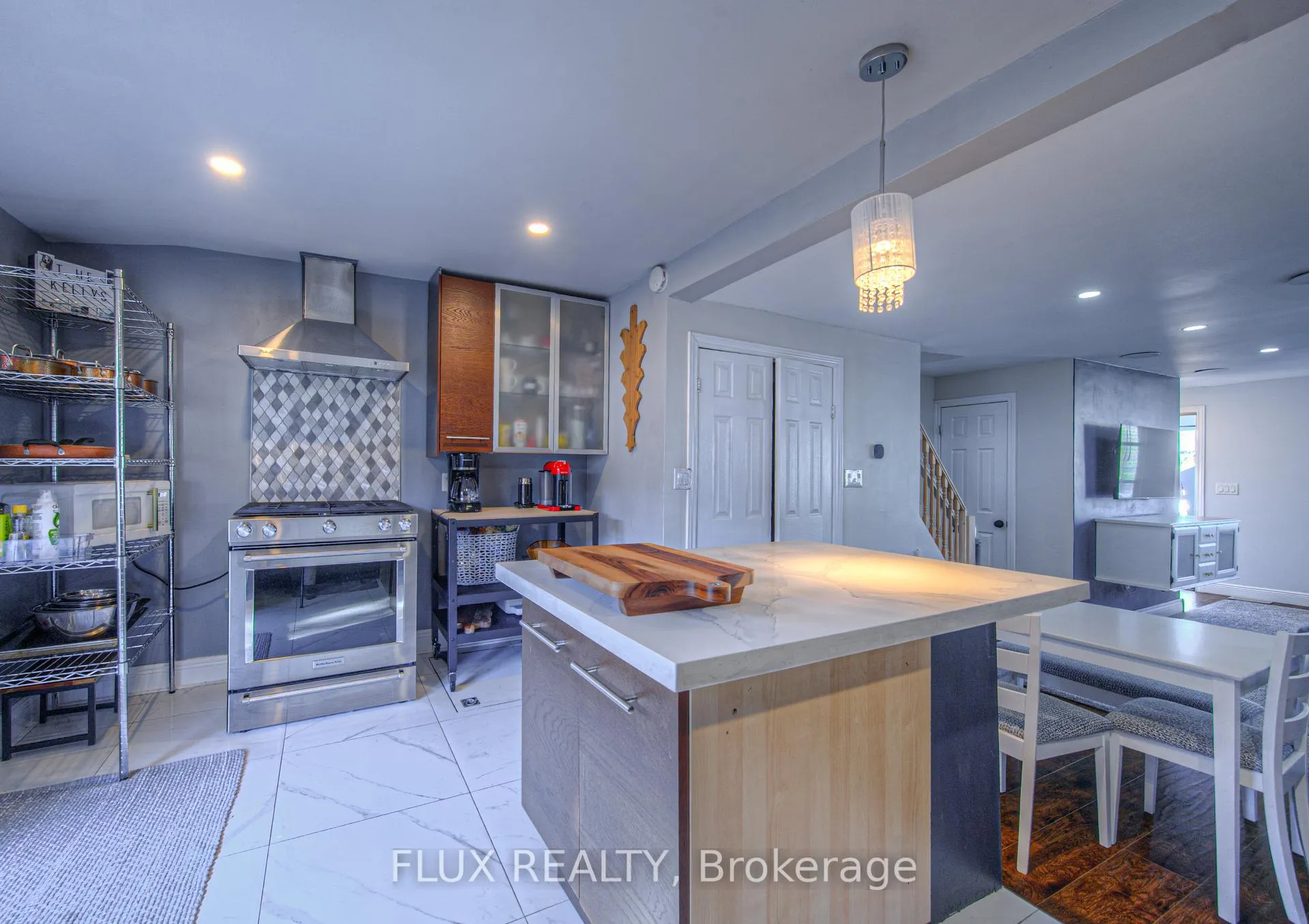 Photo 9 of 12 Jones Street, Hamilton, Stoney Creek — HOMEH