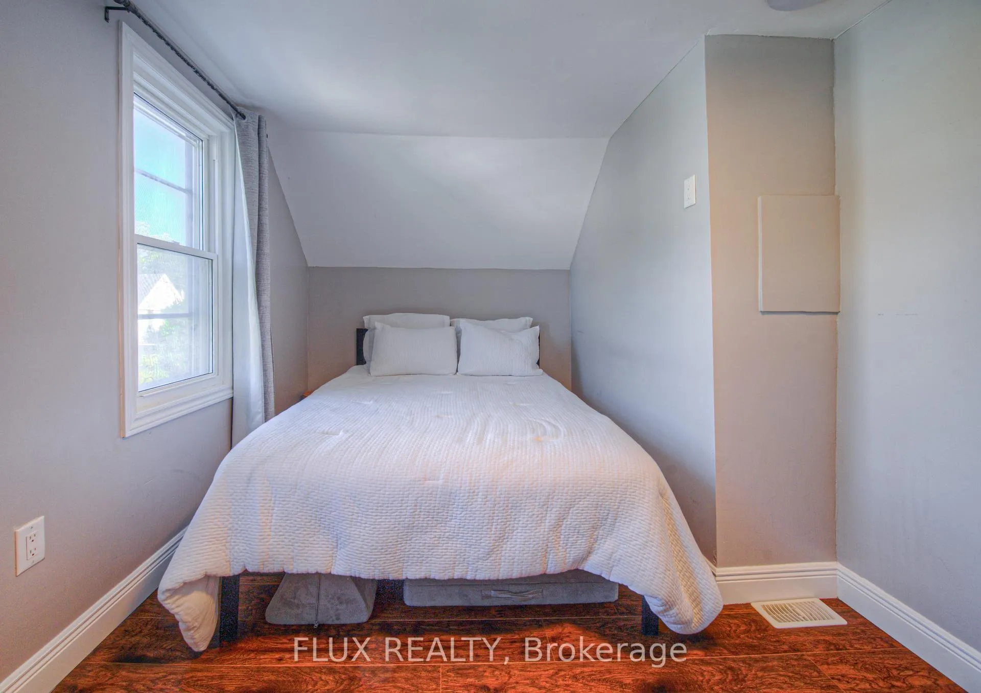 Photo 14 of 12 Jones Street, Hamilton, Stoney Creek — HOMEH