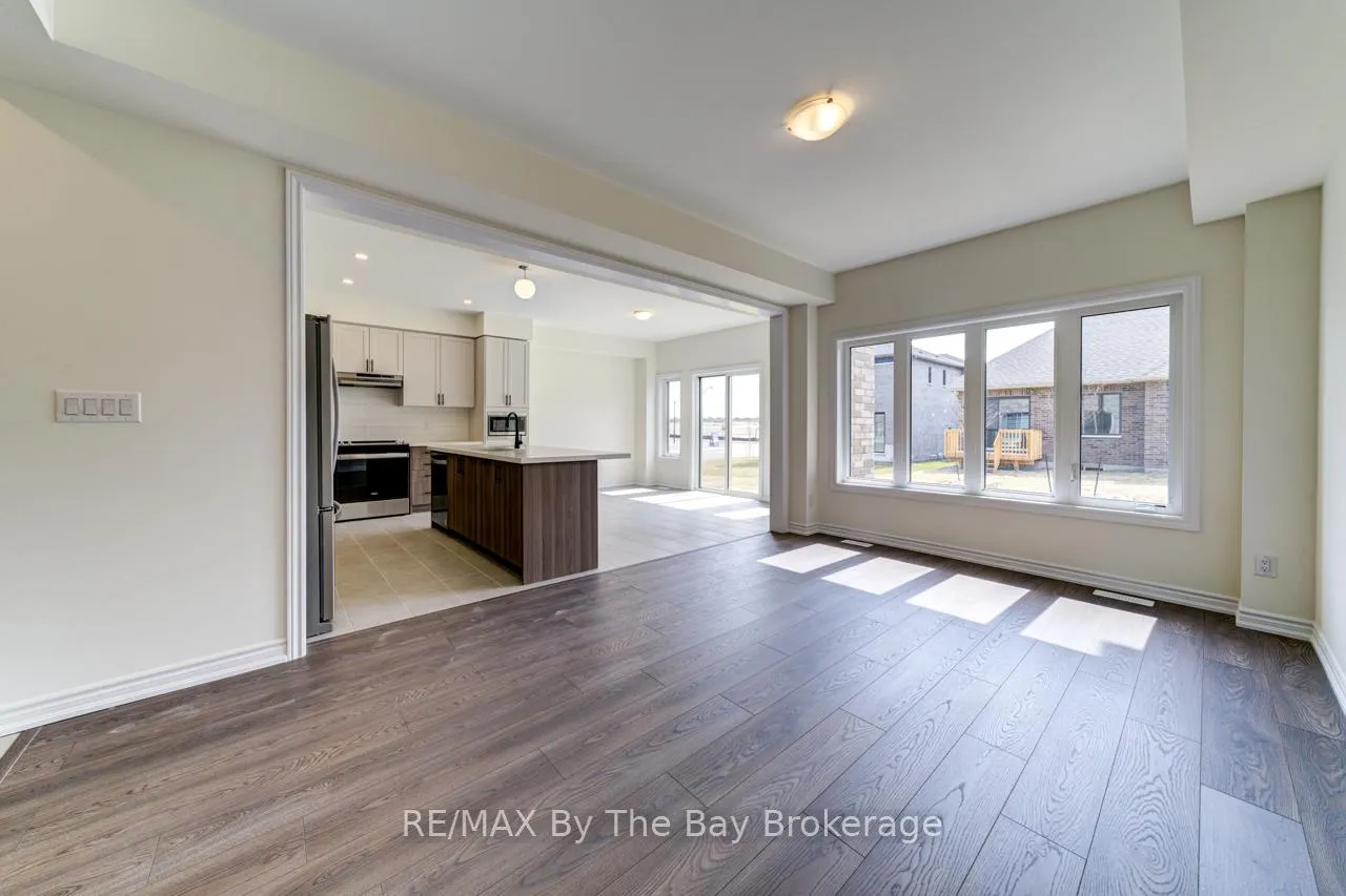 Photo 7 of 8 Federica Crescent, Wasaga Beach — HOMEH