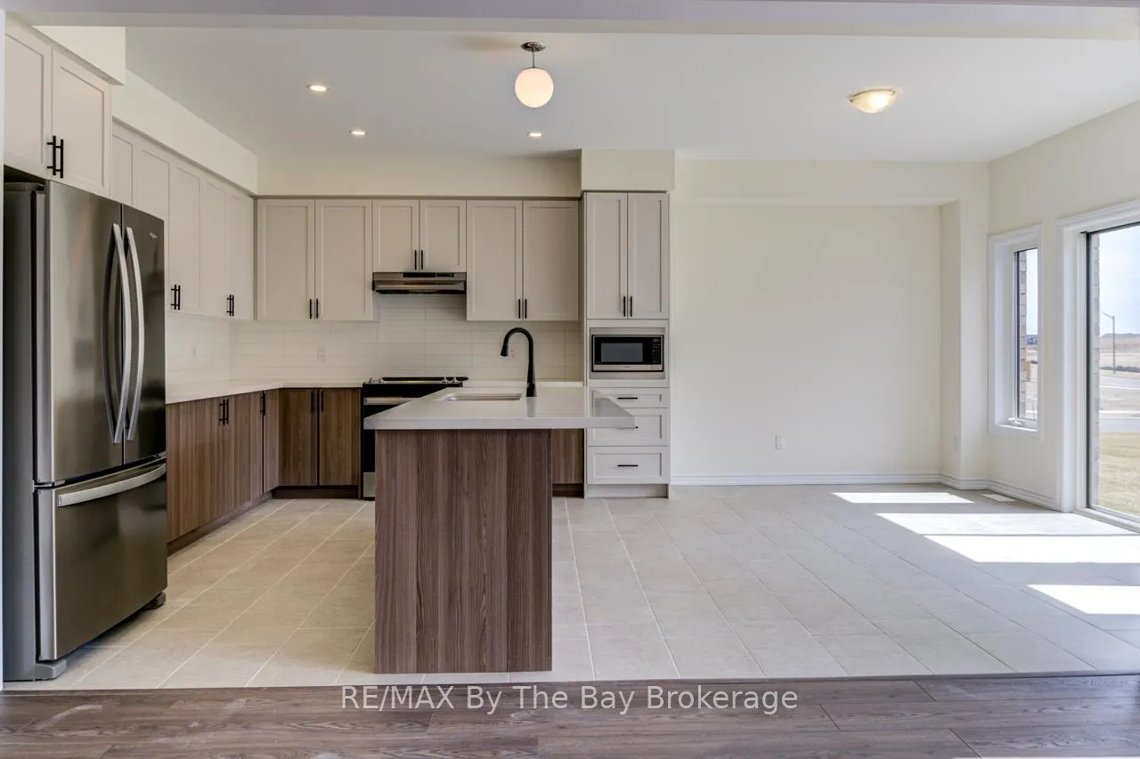 Photo 11 of 8 Federica Crescent, Wasaga Beach — HOMEH