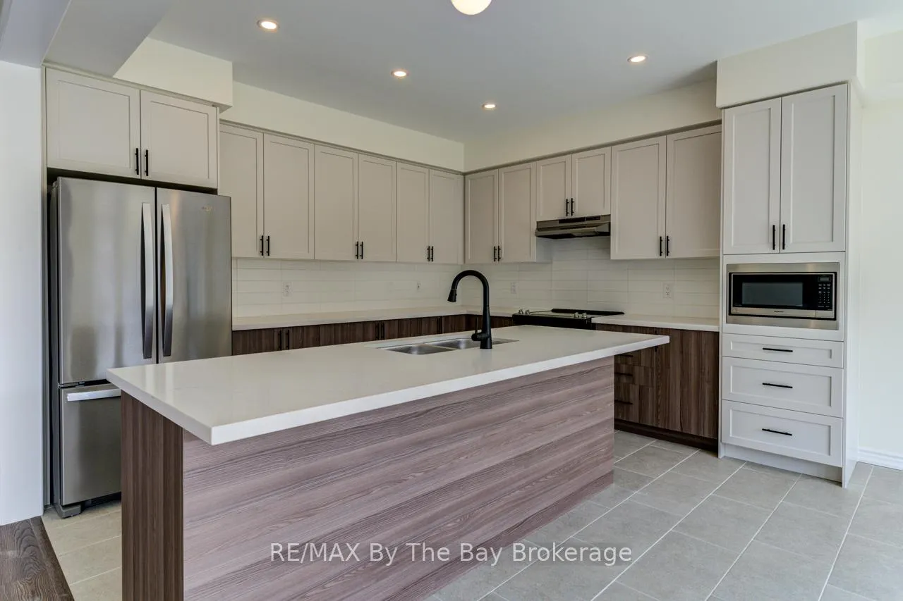 Photo 12 of 8 Federica Crescent, Wasaga Beach — HOMEH
