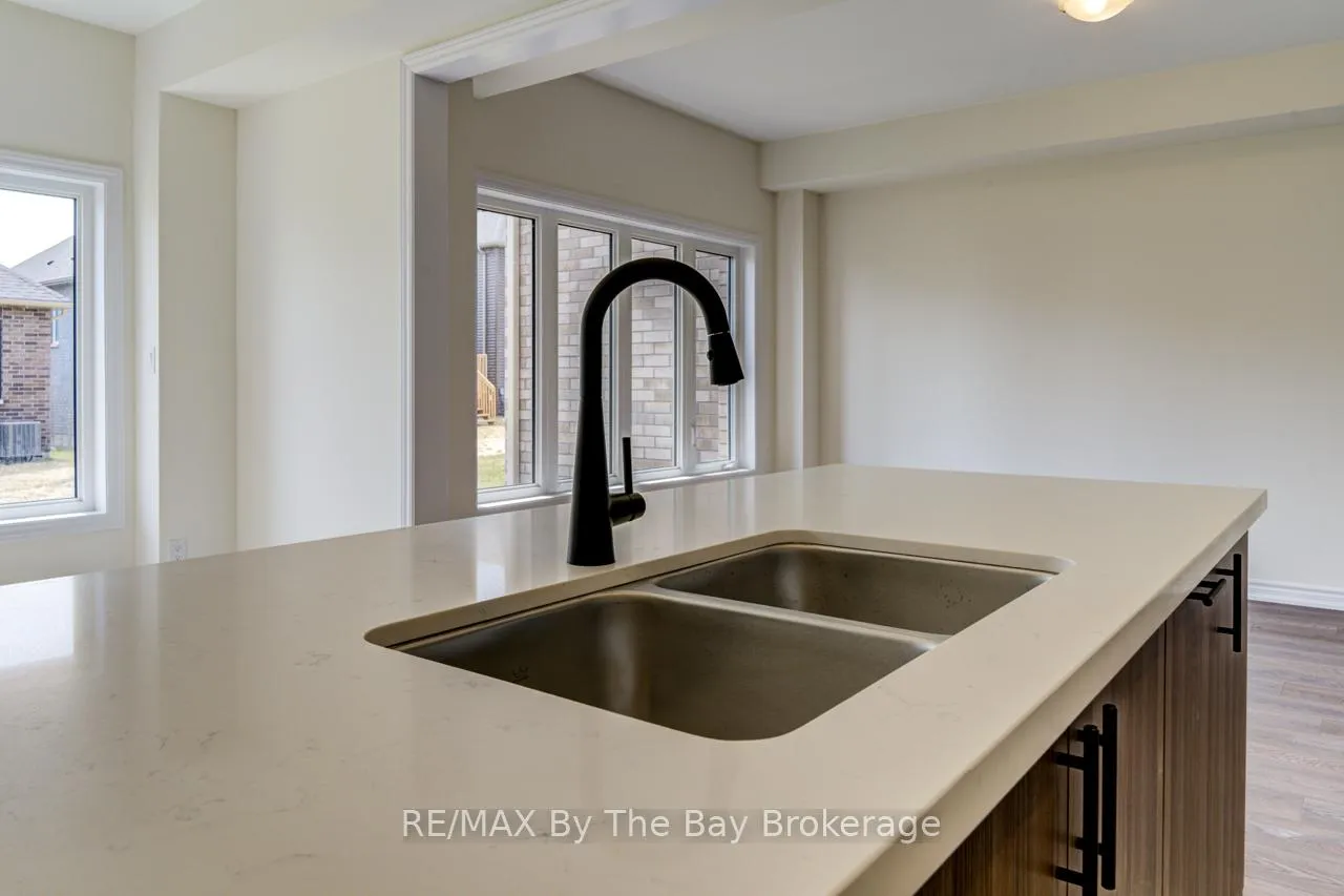 Photo 13 of 8 Federica Crescent, Wasaga Beach — HOMEH