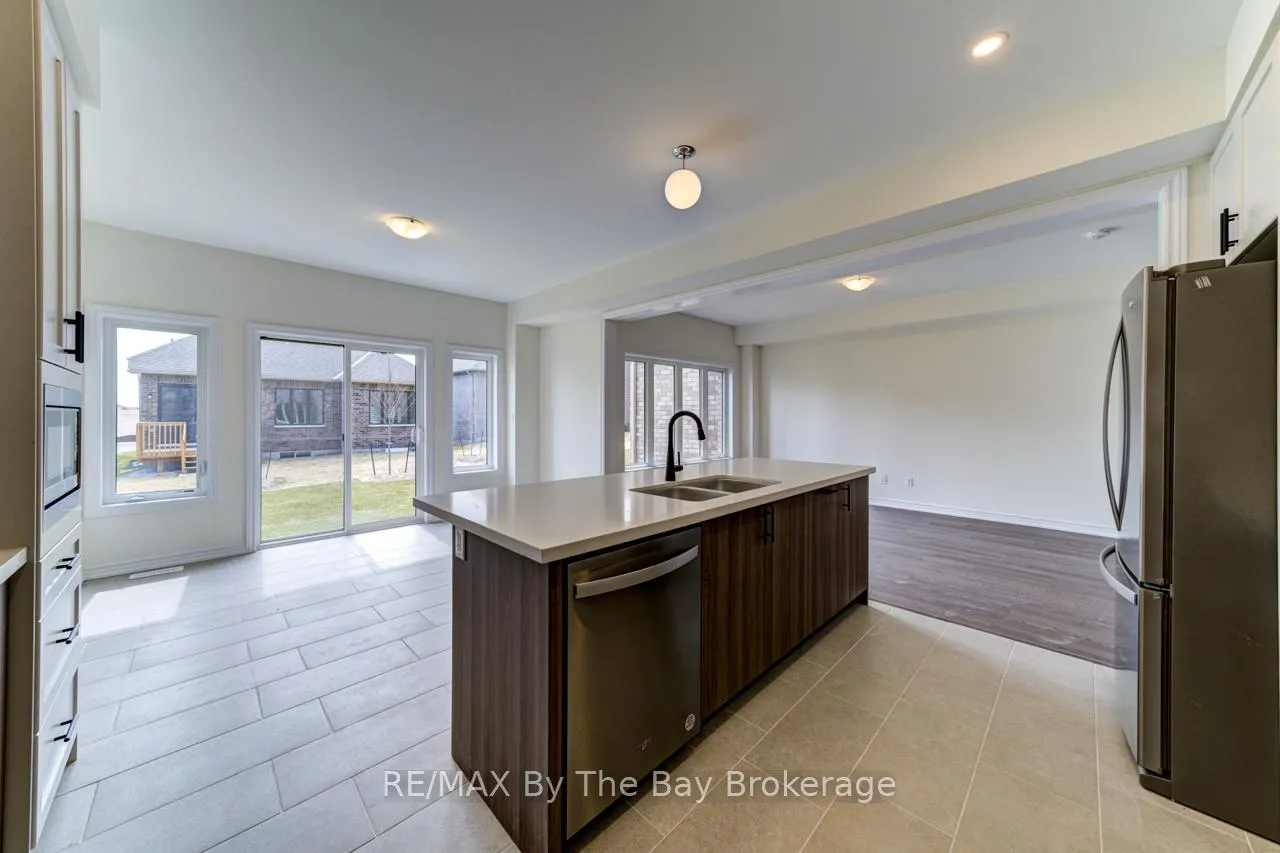 Photo 14 of 8 Federica Crescent, Wasaga Beach — HOMEH