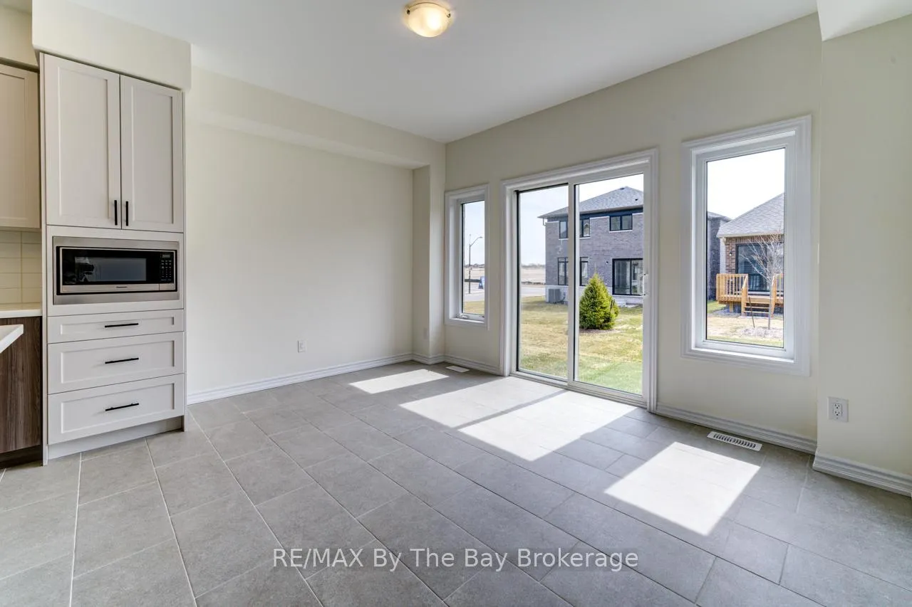 Photo 16 of 8 Federica Crescent, Wasaga Beach — HOMEH