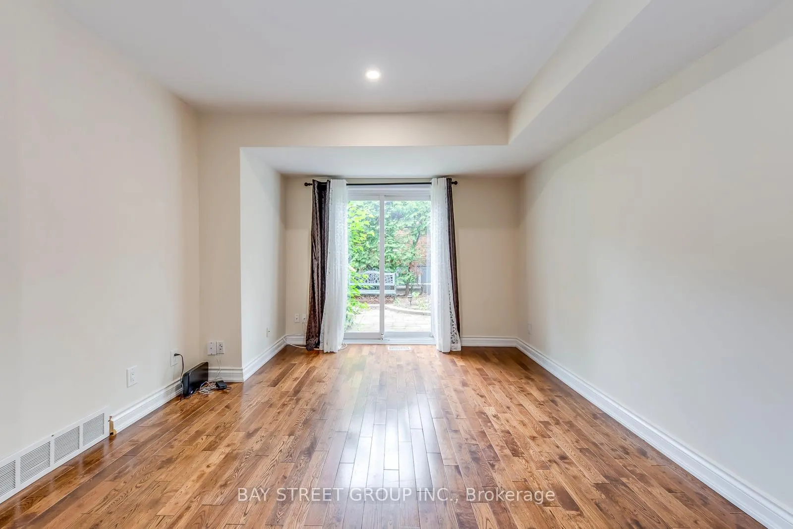 Photo 1 of 4351 Dublin Crescent, Burlington, Shoreacres — HOMEH