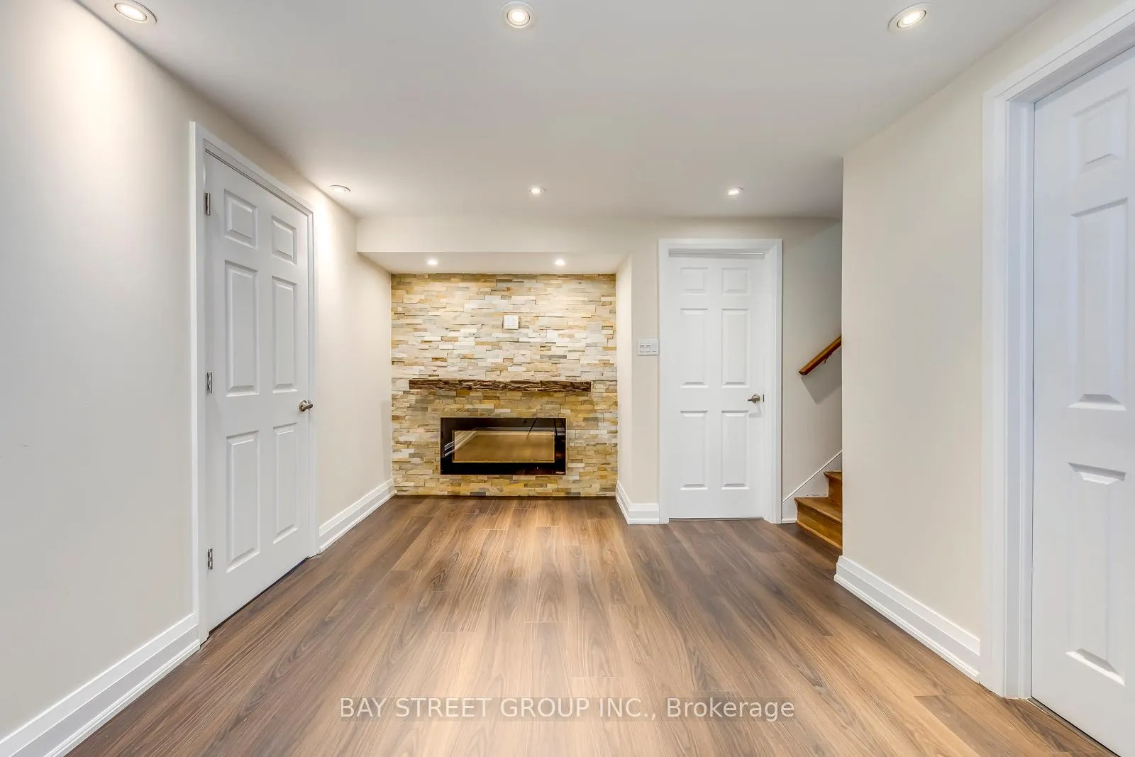 Photo 2 of 4351 Dublin Crescent, Burlington, Shoreacres — HOMEH