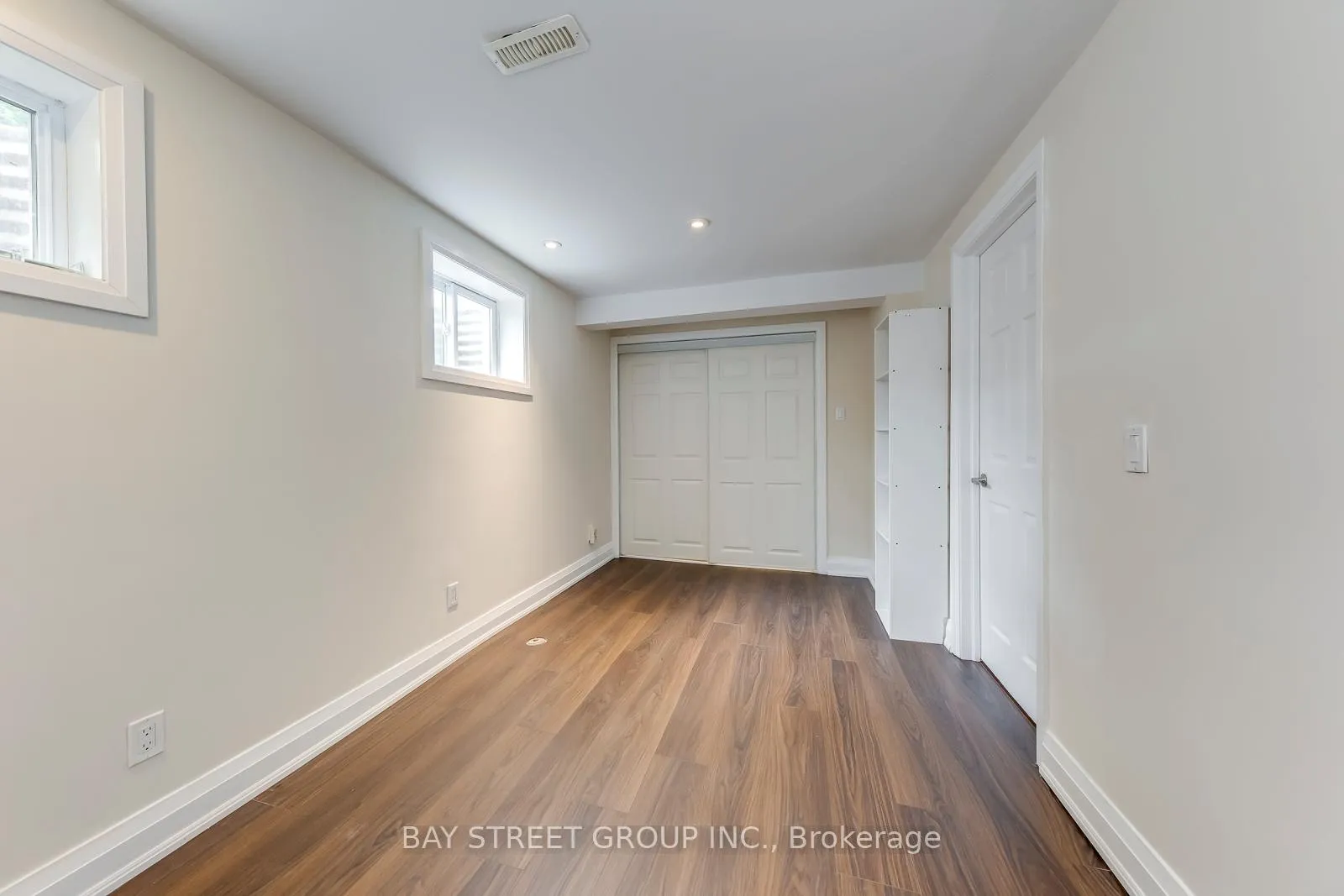 Photo 4 of 4351 Dublin Crescent, Burlington, Shoreacres — HOMEH