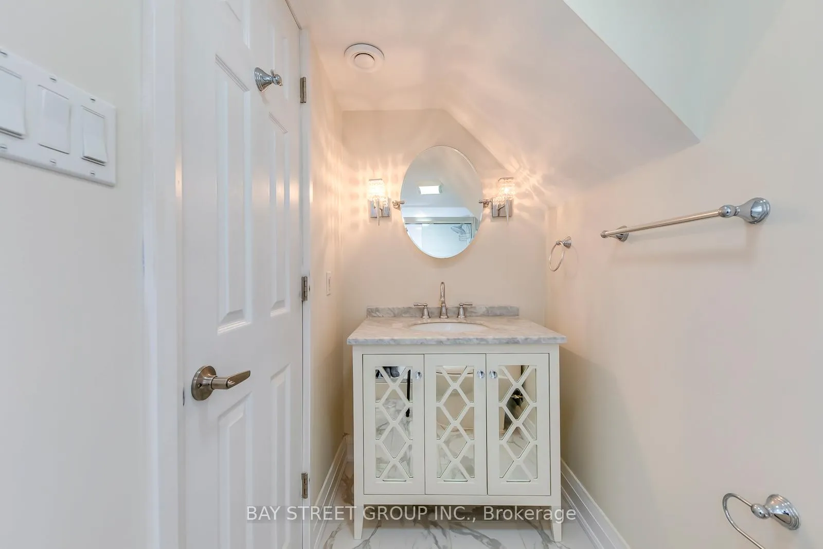 Photo 9 of 4351 Dublin Crescent, Burlington, Shoreacres — HOMEH