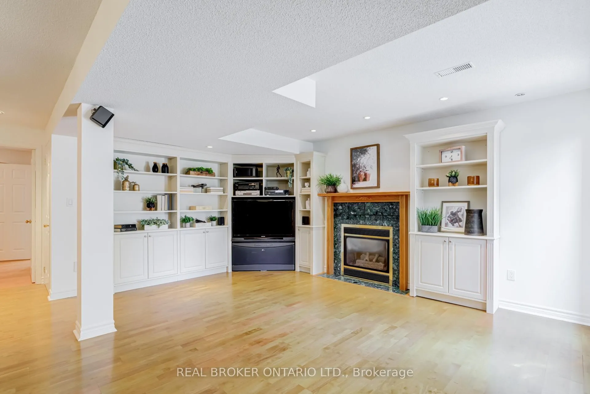 Photo 37 of 886 Darwin Drive, Pickering, Dunbarton — HOMEH